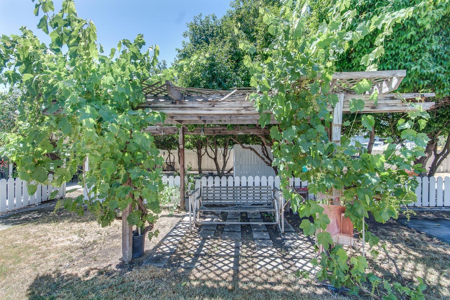 9077 N Fowler Ave, Clovis, CA 93619