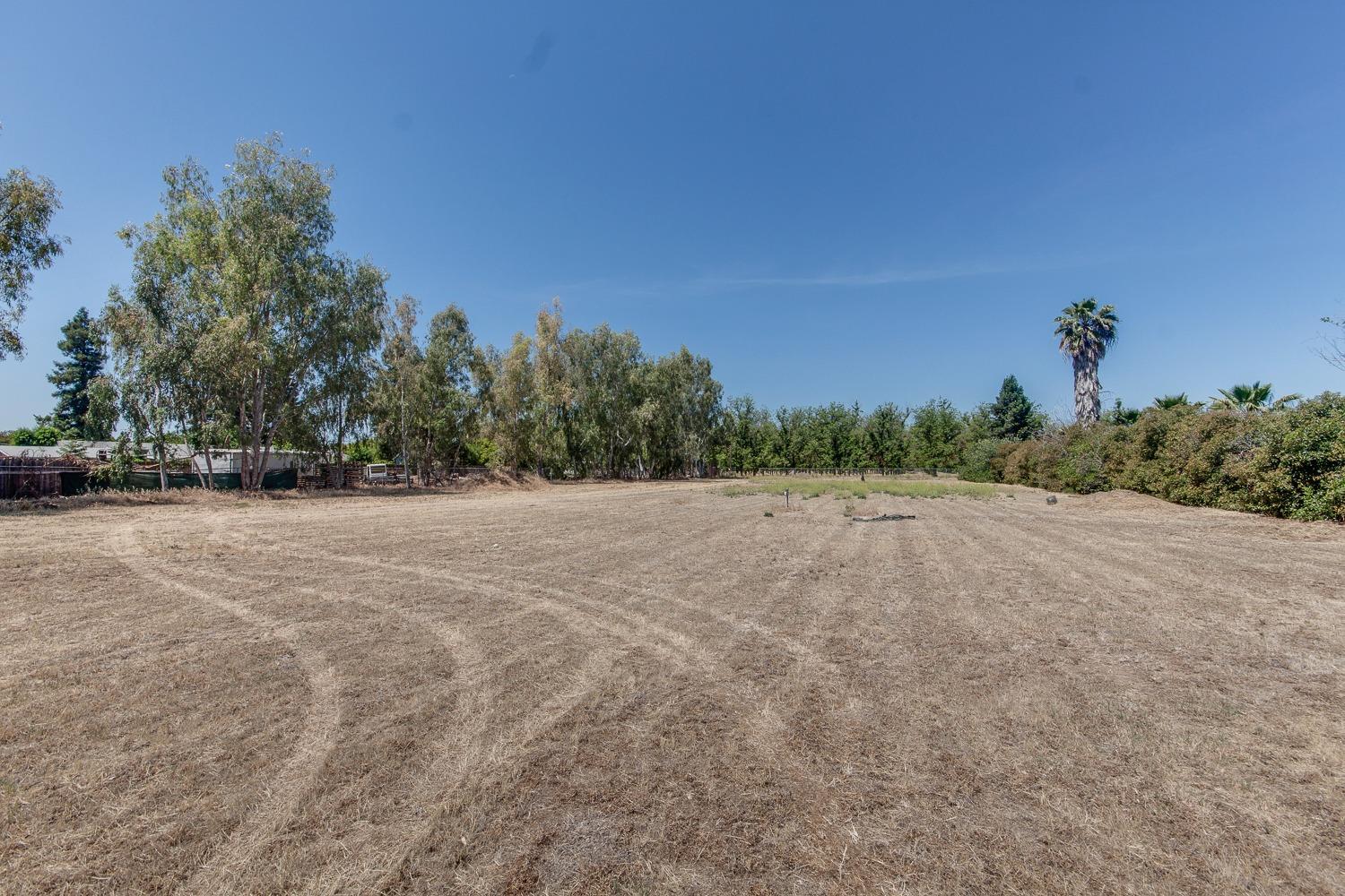9077 N Fowler Ave, Clovis, CA 93619