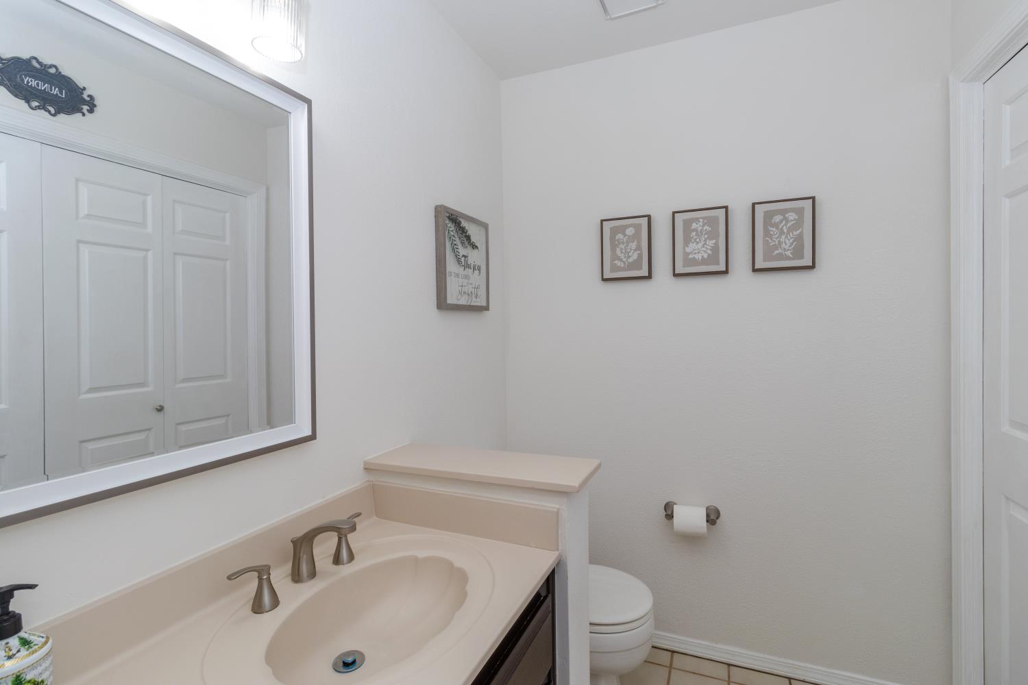 9152 N Woodlawn Dr, Fresno, CA 93720