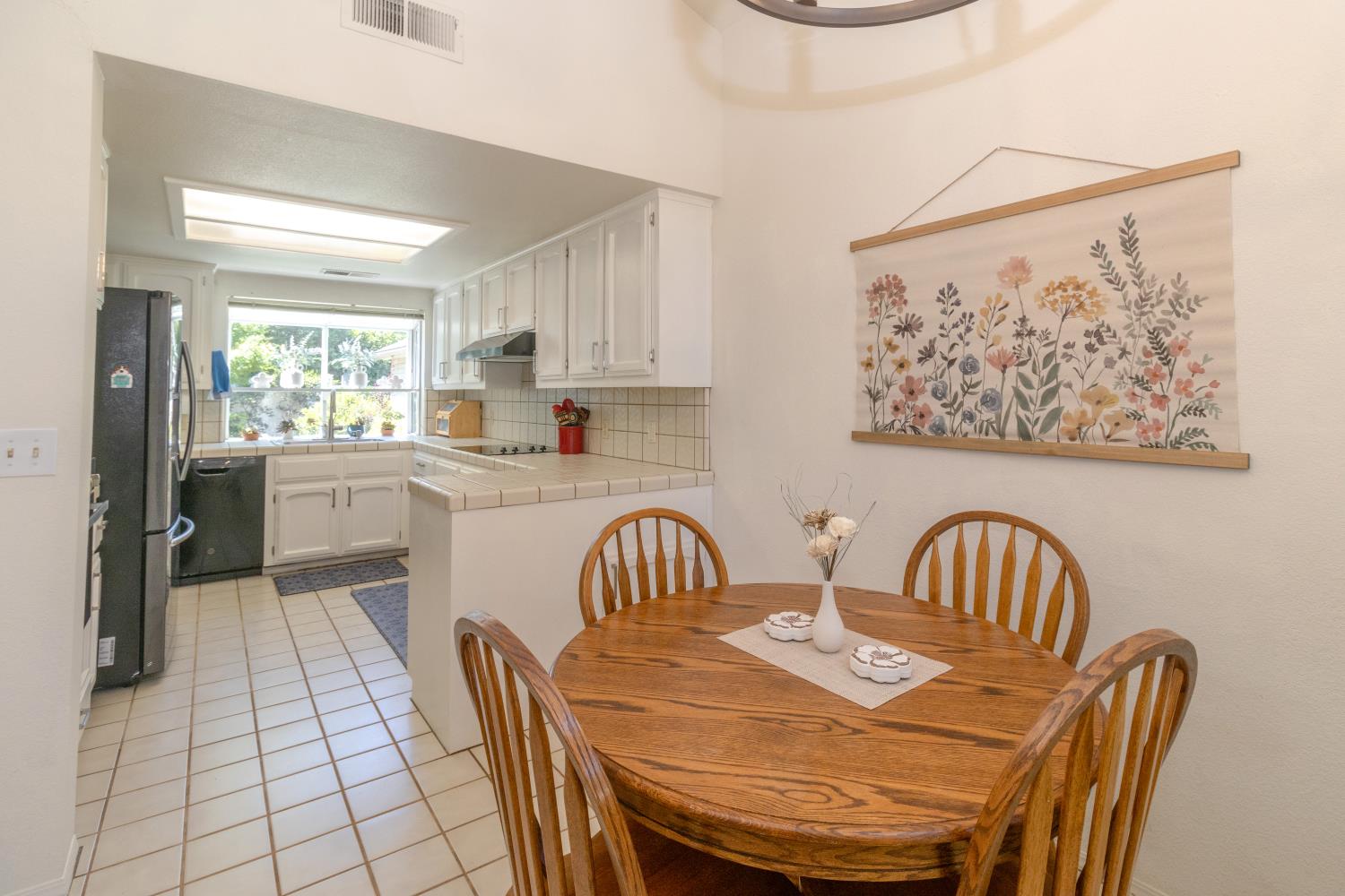 9152 N Woodlawn Dr, Fresno, CA 93720