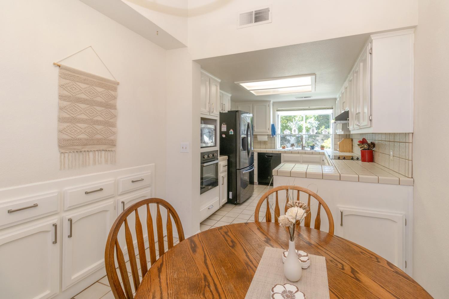 9152 N Woodlawn Dr, Fresno, CA 93720