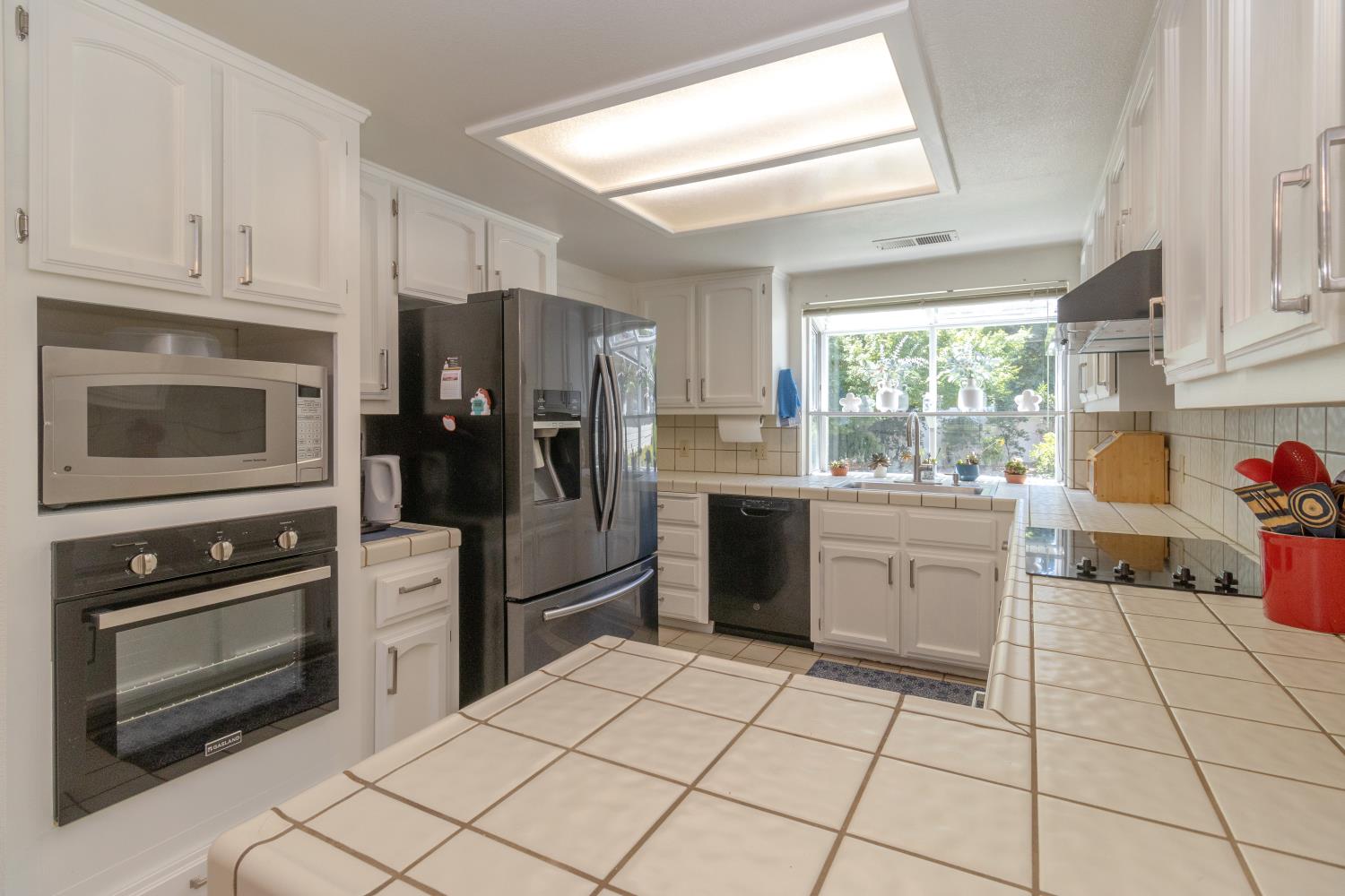 9152 N Woodlawn Dr, Fresno, CA 93720