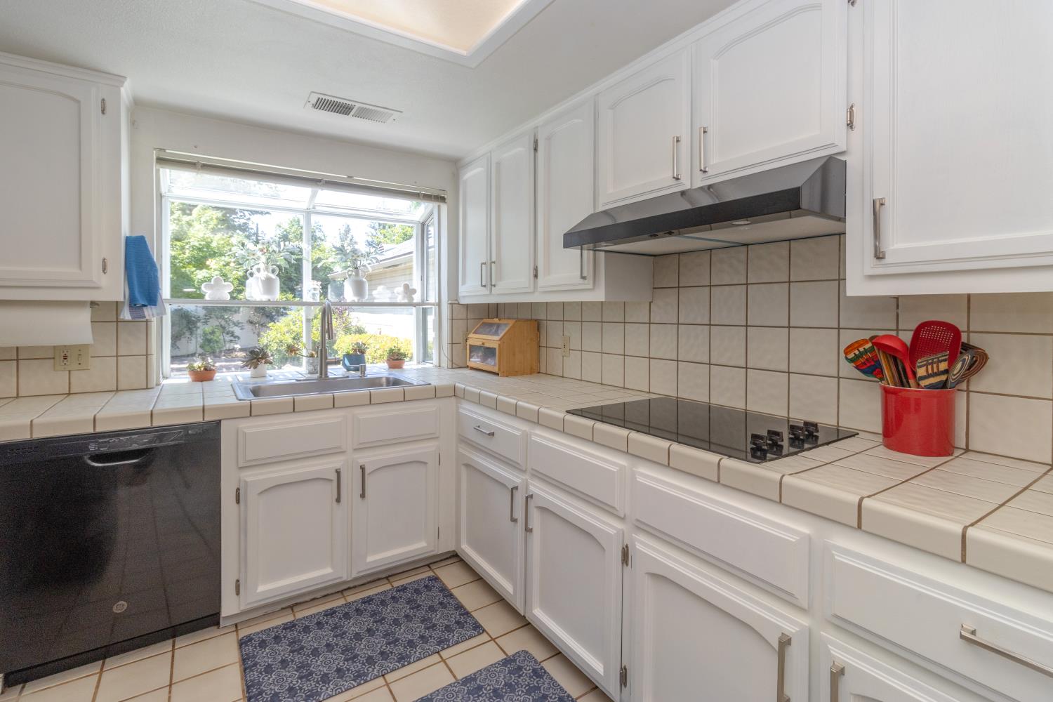 9152 N Woodlawn Dr, Fresno, CA 93720