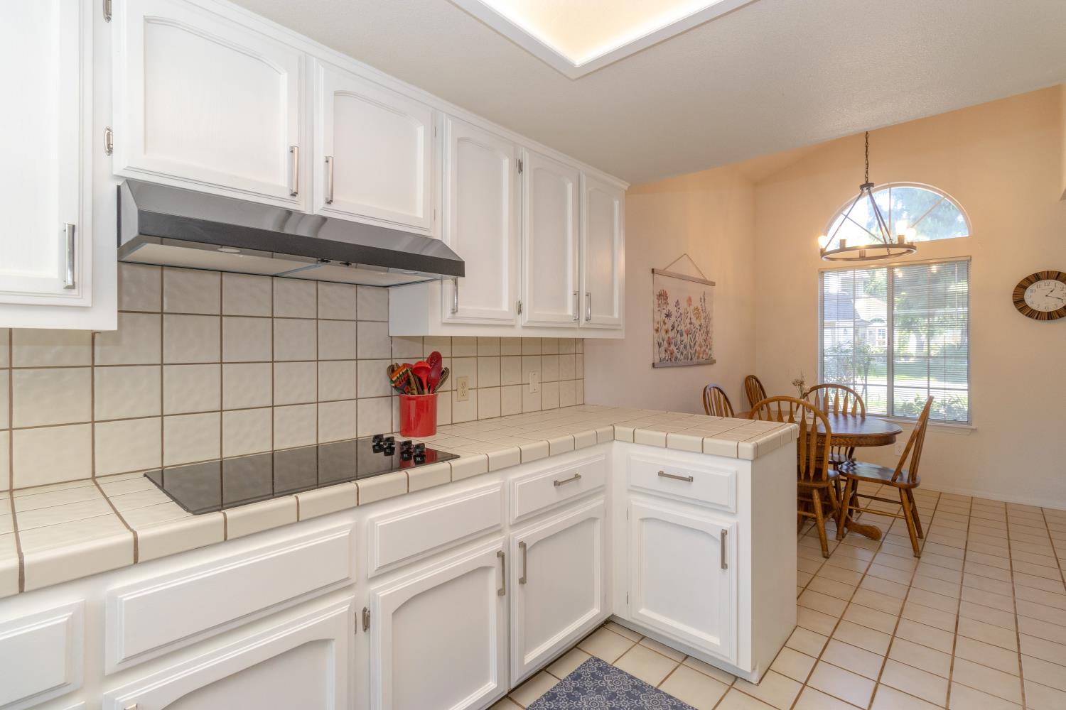 9152 N Woodlawn Dr, Fresno, CA 93720