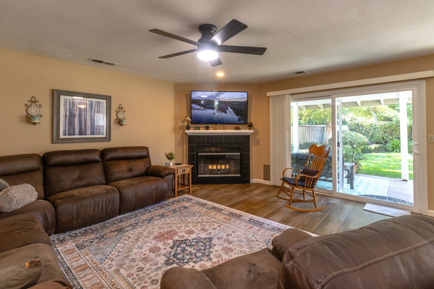 9152 N Woodlawn Dr, Fresno, CA 93720
