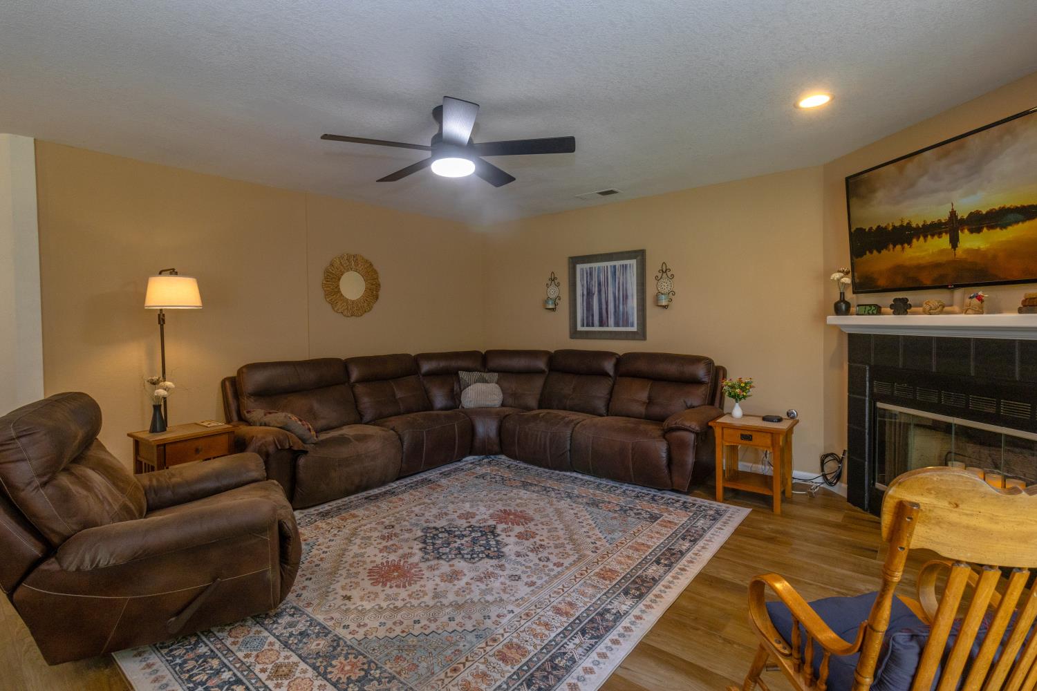 9152 N Woodlawn Dr, Fresno, CA 93720