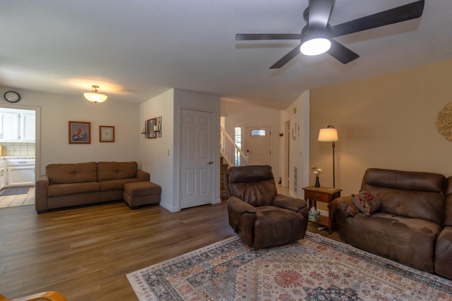 9152 N Woodlawn Dr, Fresno, CA 93720