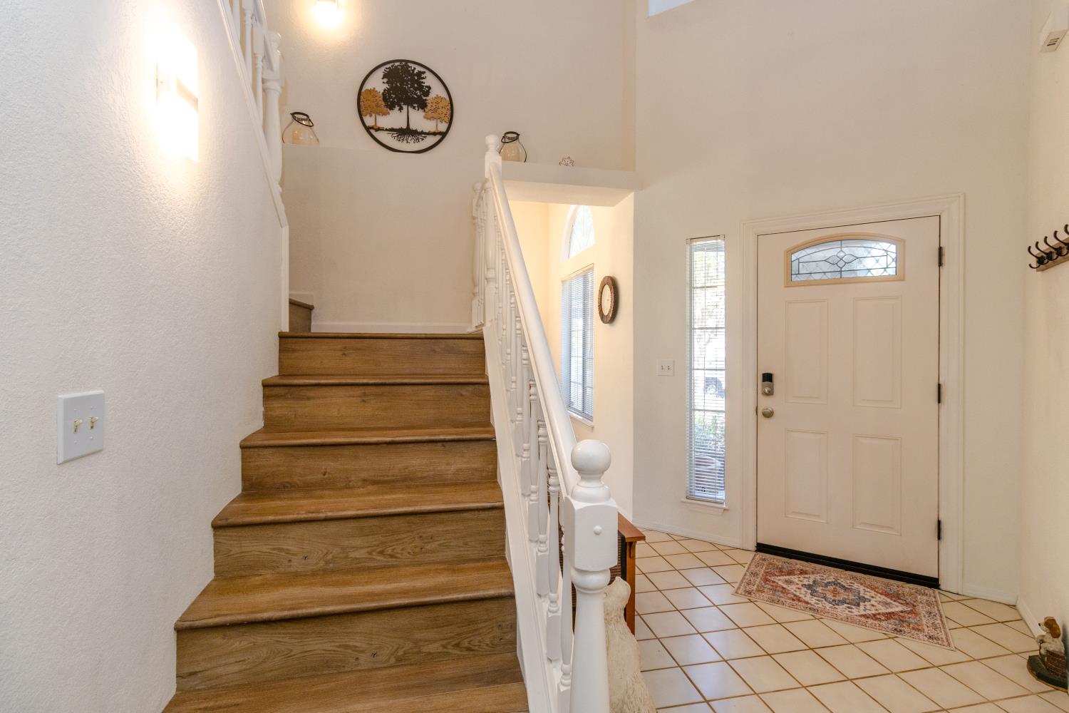 9152 N Woodlawn Dr, Fresno, CA 93720