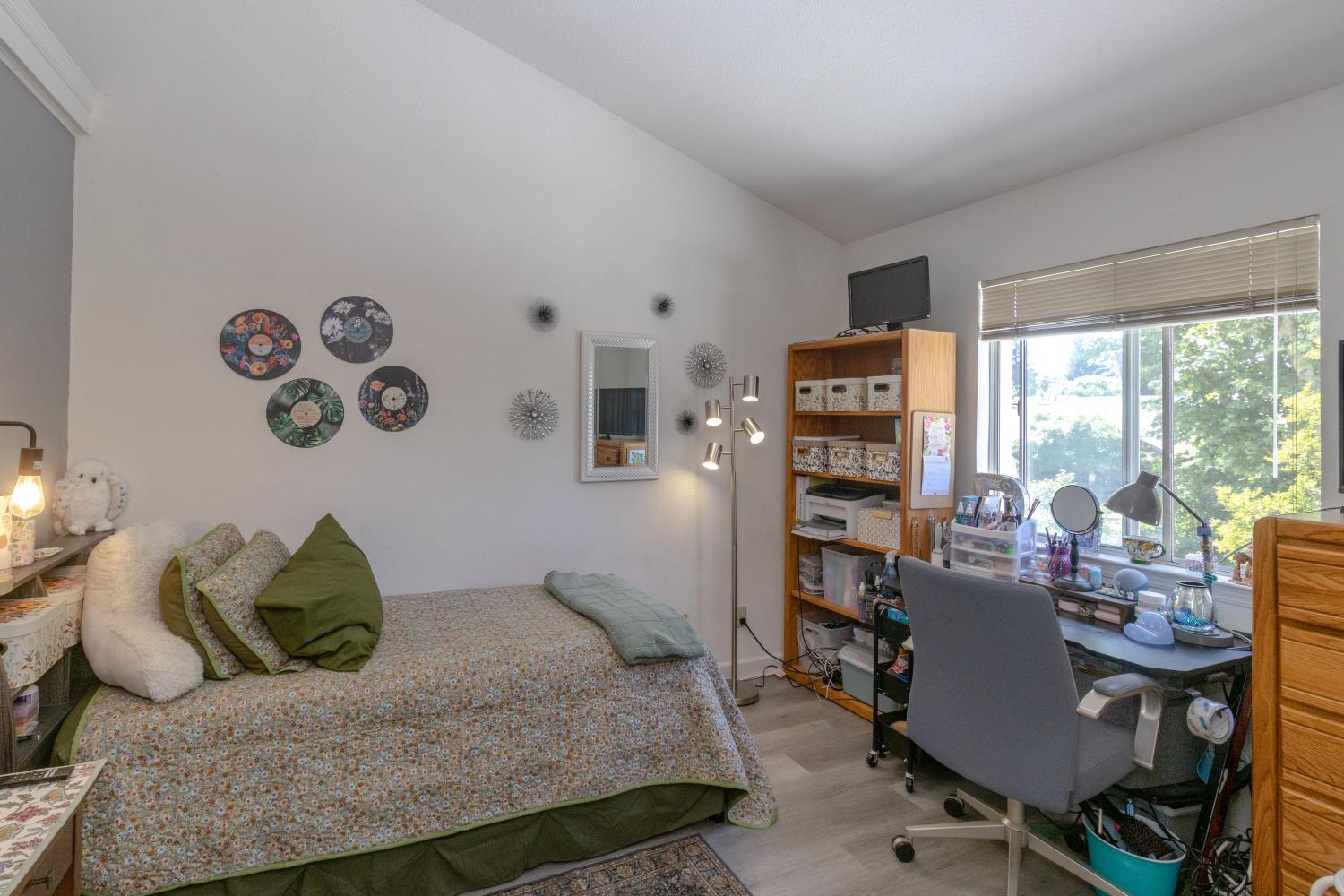 9152 N Woodlawn Dr, Fresno, CA 93720