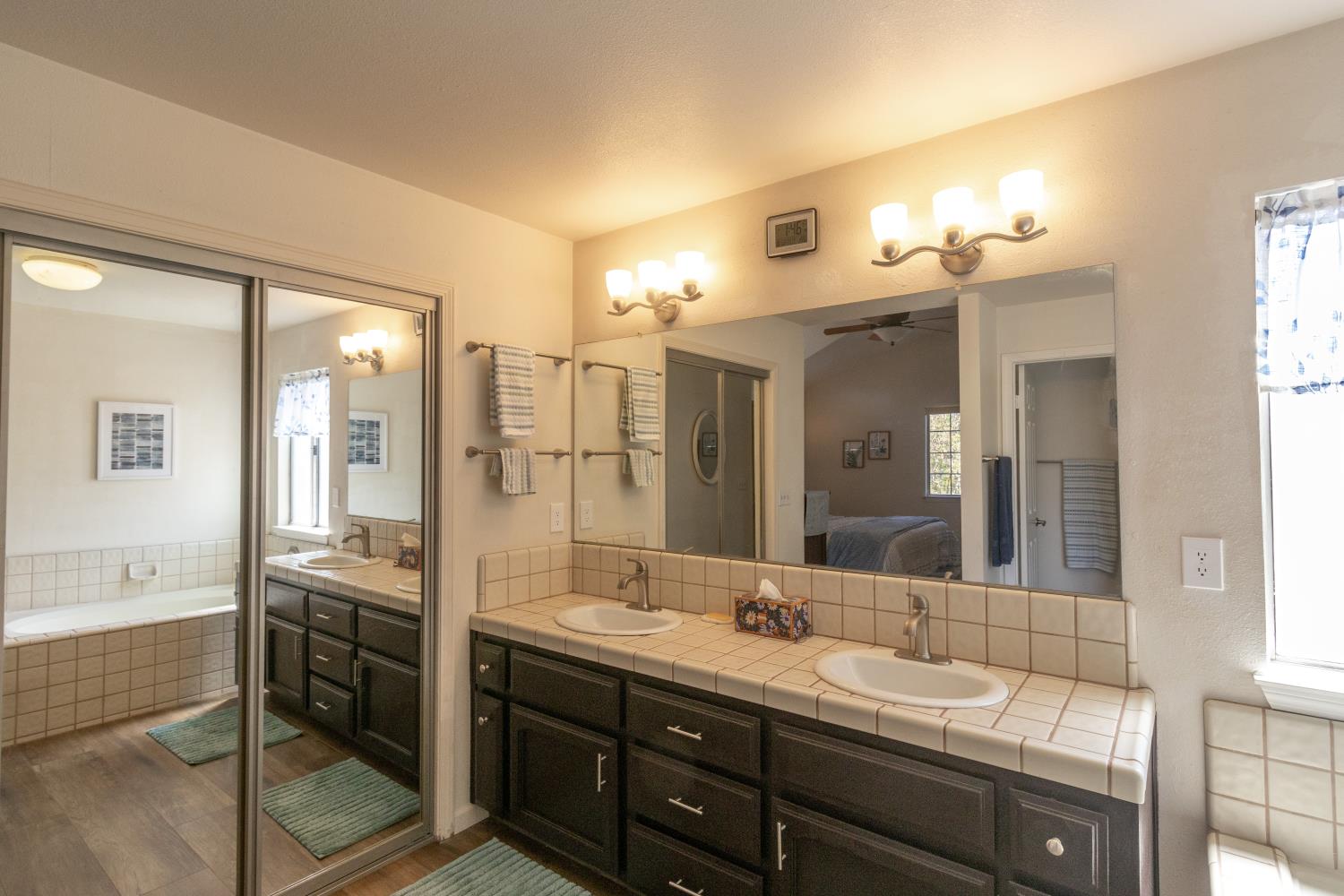 9152 N Woodlawn Dr, Fresno, CA 93720