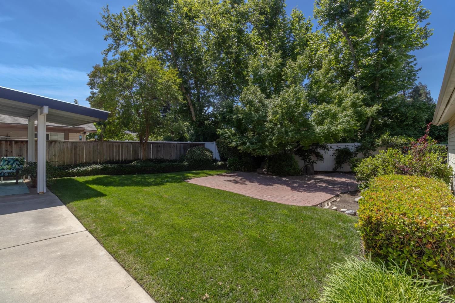 9152 N Woodlawn Dr, Fresno, CA 93720