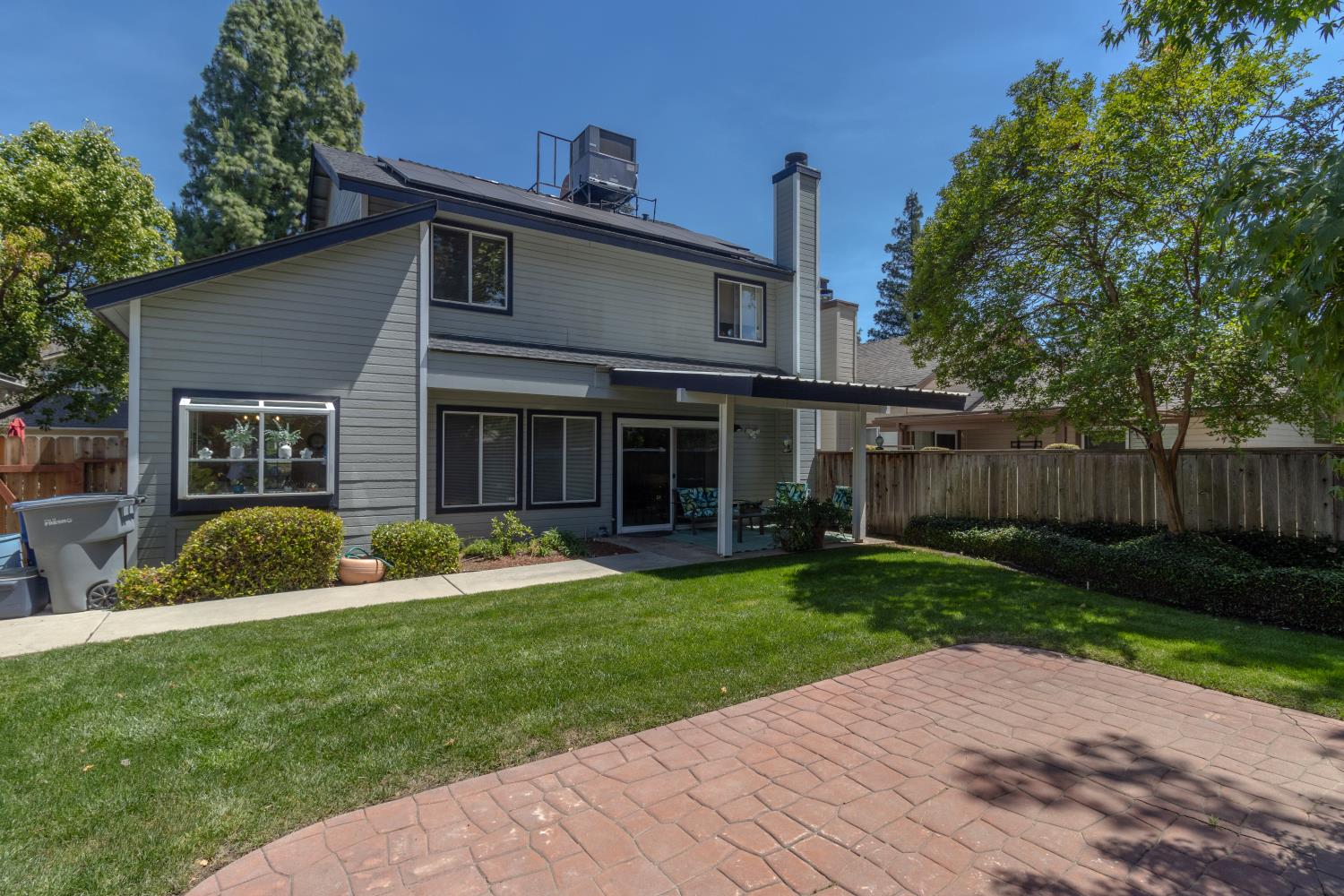 9152 N Woodlawn Dr, Fresno, CA 93720