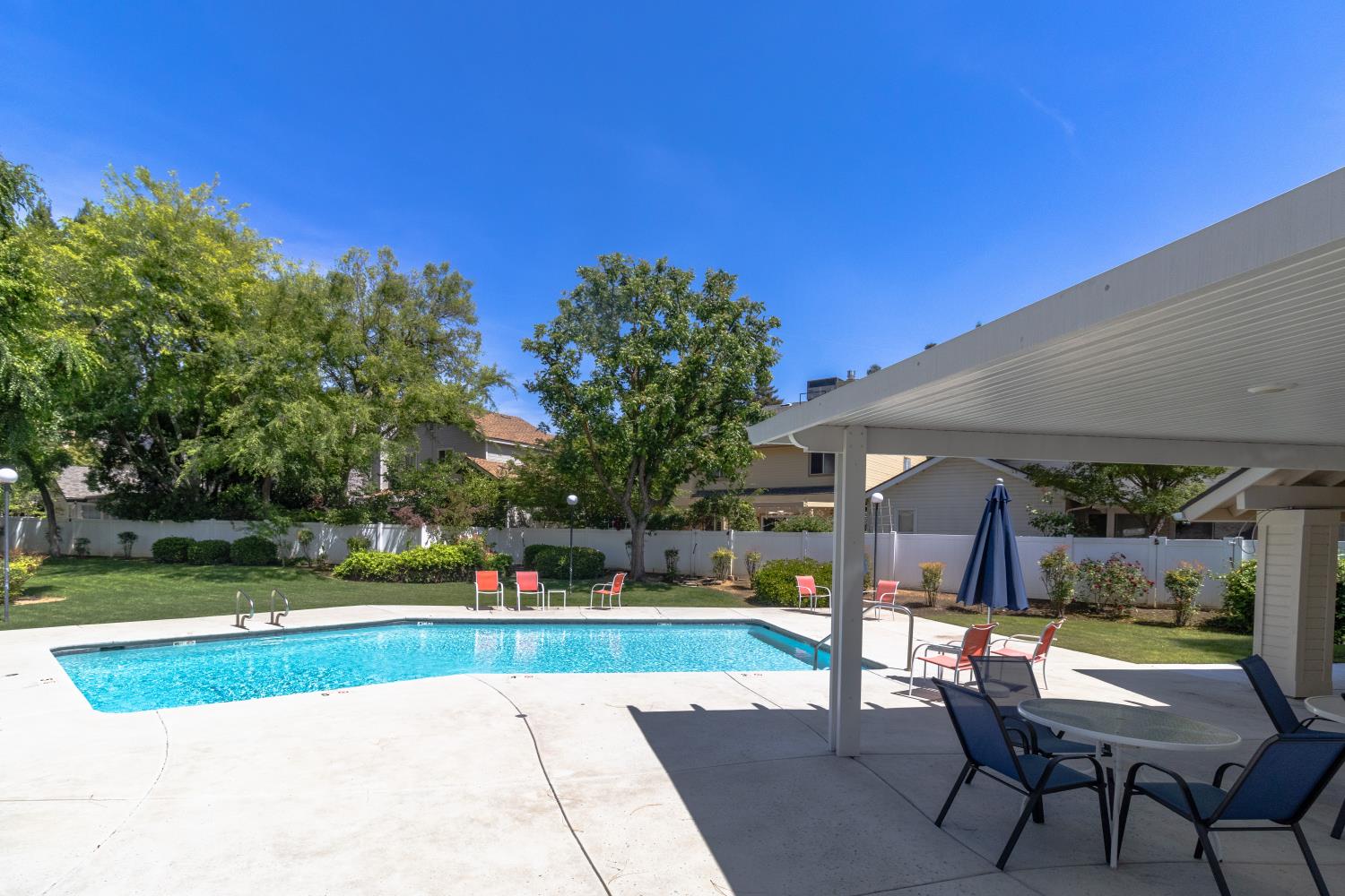 9152 N Woodlawn Dr, Fresno, CA 93720