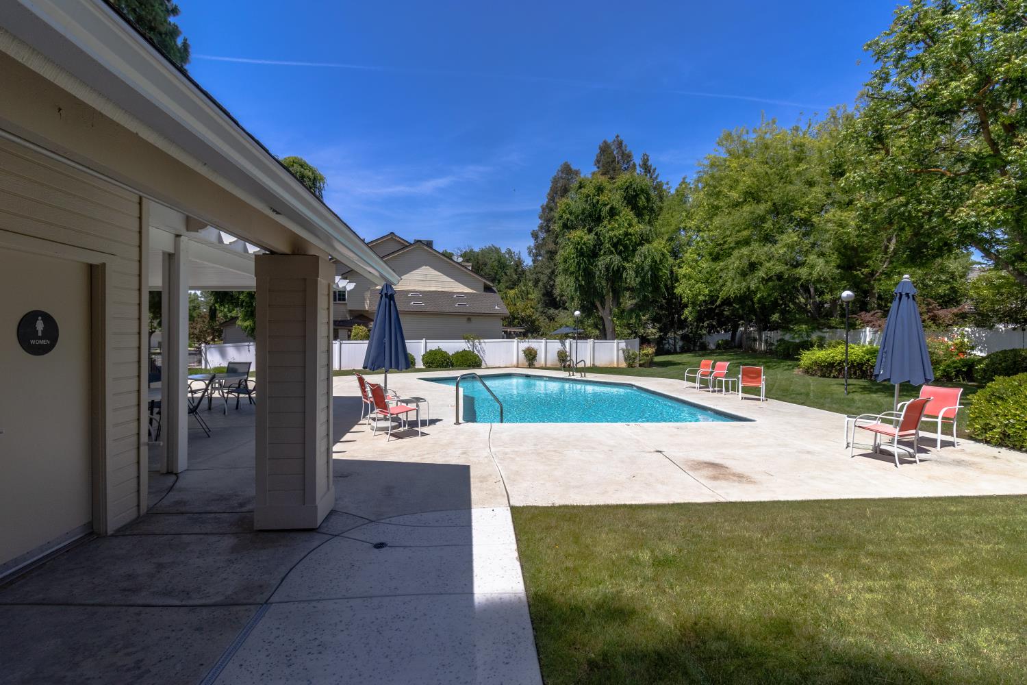 9152 N Woodlawn Dr, Fresno, CA 93720
