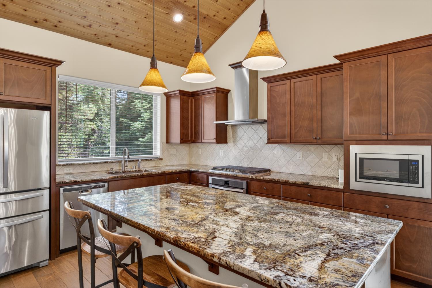 39597 Sunrock Ln, Shaver Lake, CA 93664