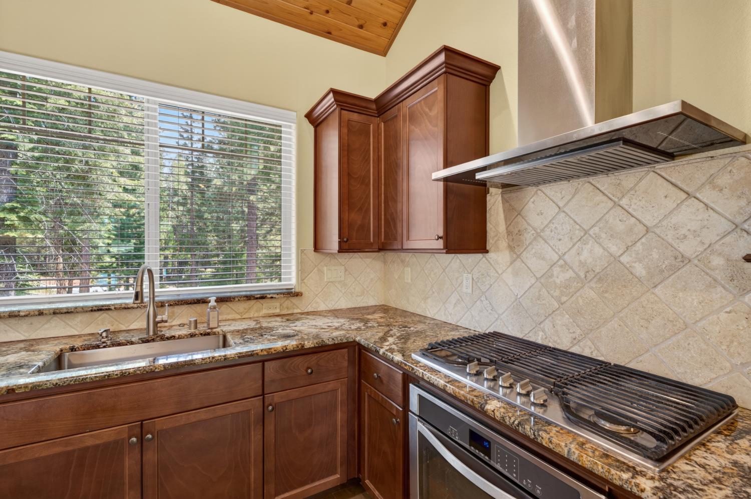 39597 Sunrock Ln, Shaver Lake, CA 93664