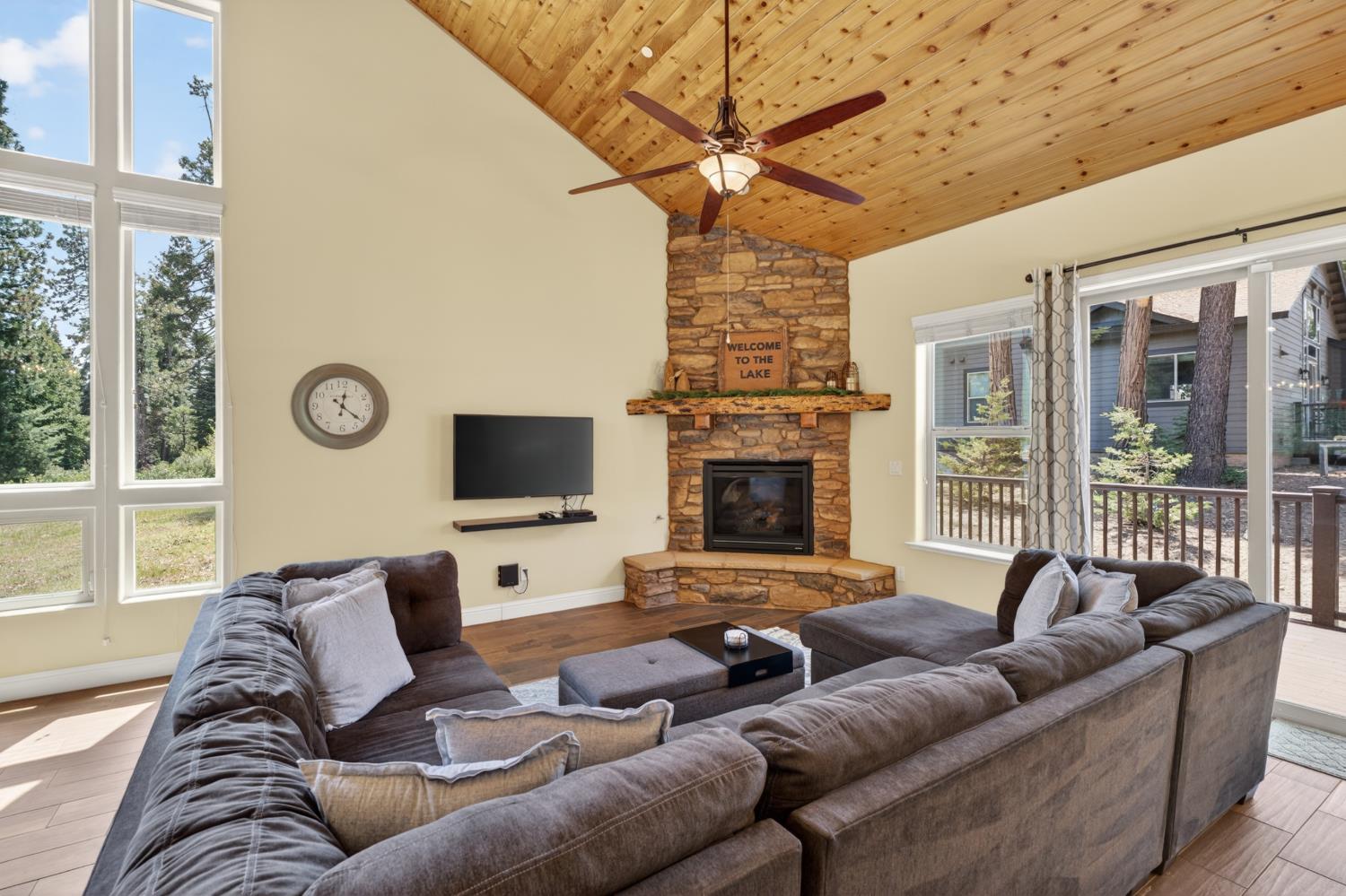 39597 Sunrock Ln, Shaver Lake, CA 93664