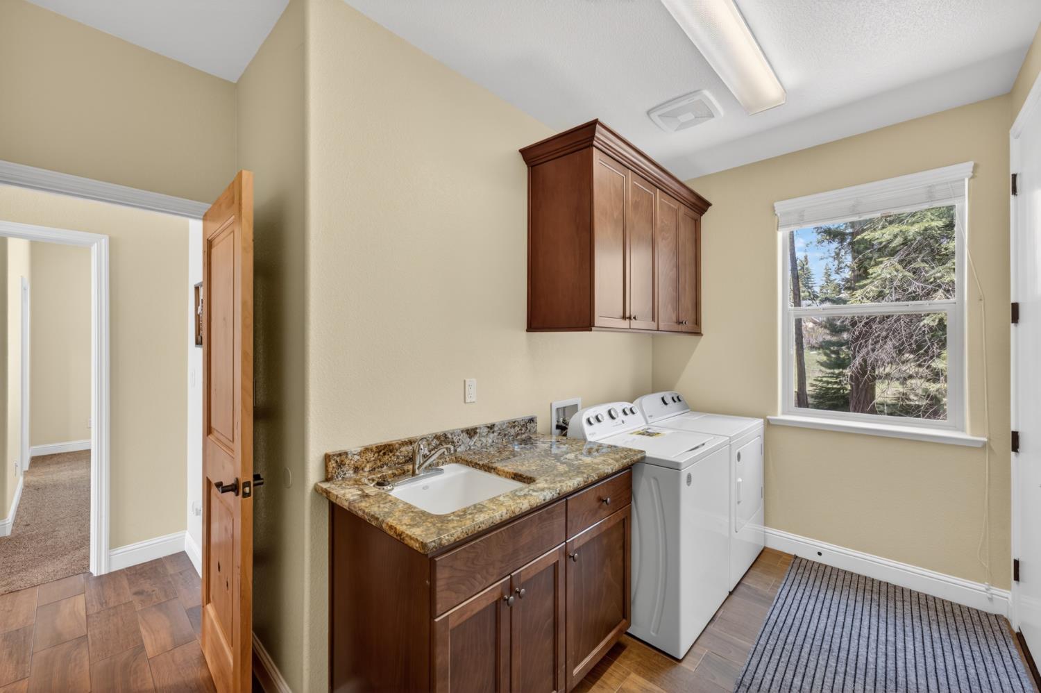 39597 Sunrock Ln, Shaver Lake, CA 93664