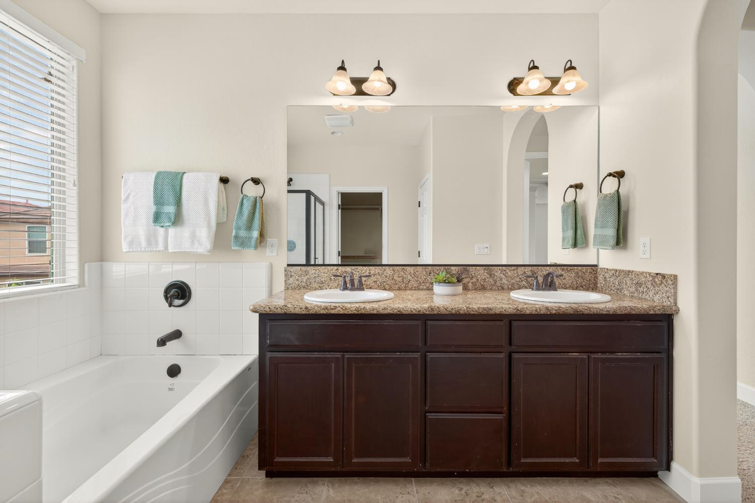 3579 Taylor Ln, Clovis, CA 93619