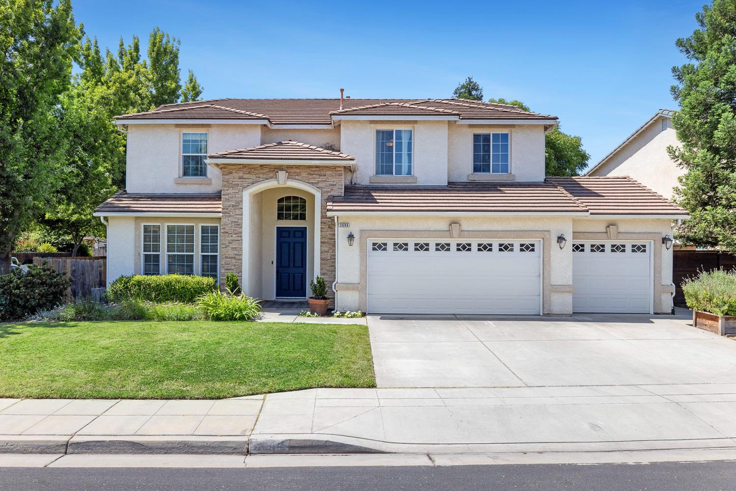 2696 Robinwood Ave, Clovis, CA 93611