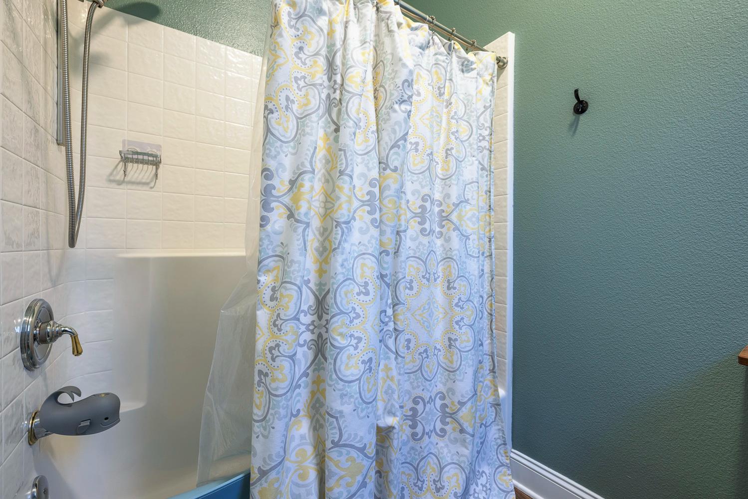 2696 Robinwood Ave, Clovis, CA 93611