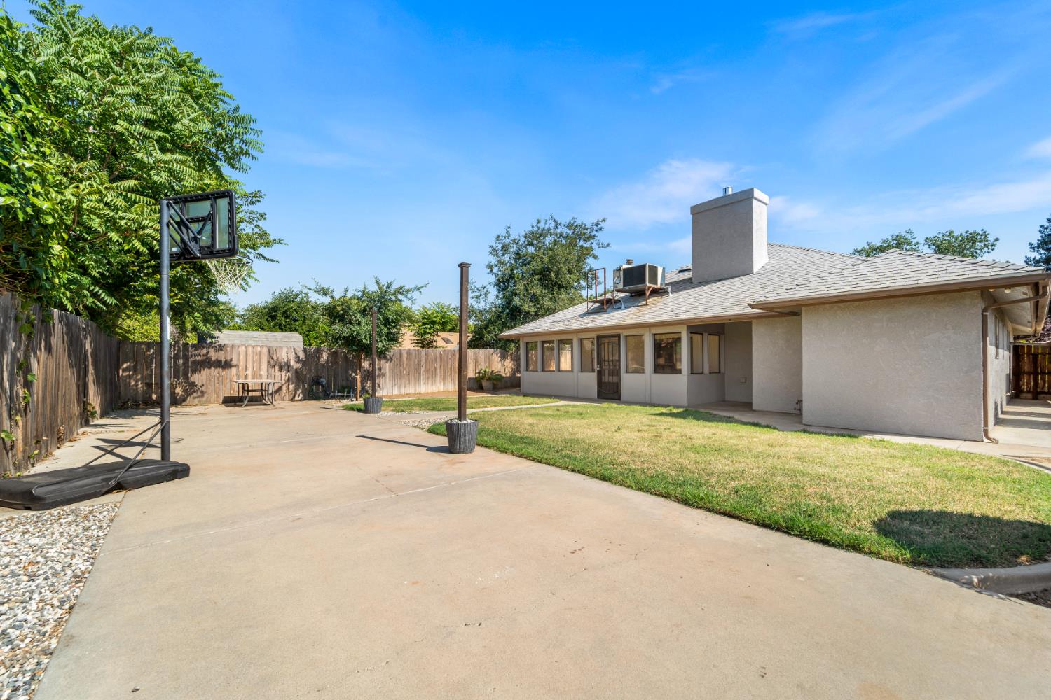 1407 Purvis Ave, Clovis, CA 93611