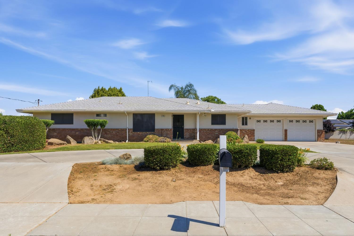 5396 W Clinton, Fresno, CA 93722
