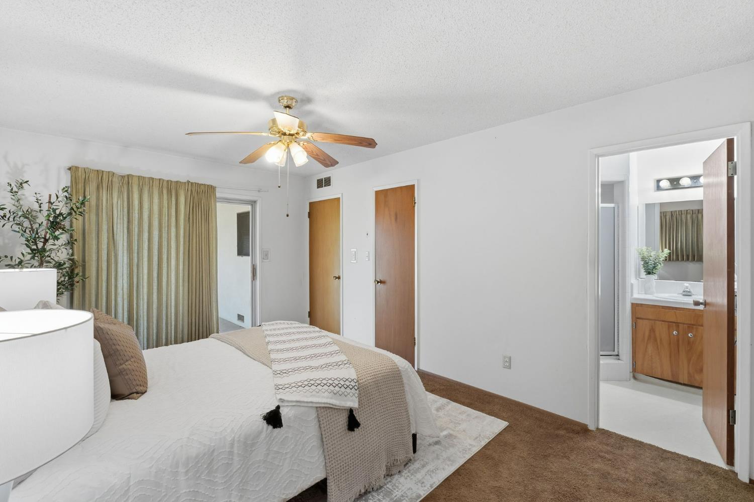 5396 W Clinton, Fresno, CA 93722