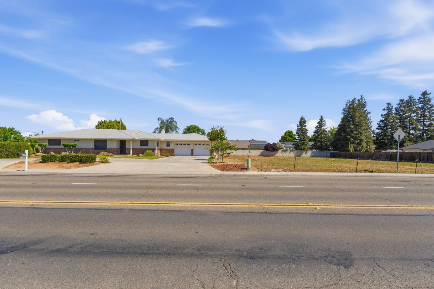 5396 W Clinton, Fresno, CA 93722