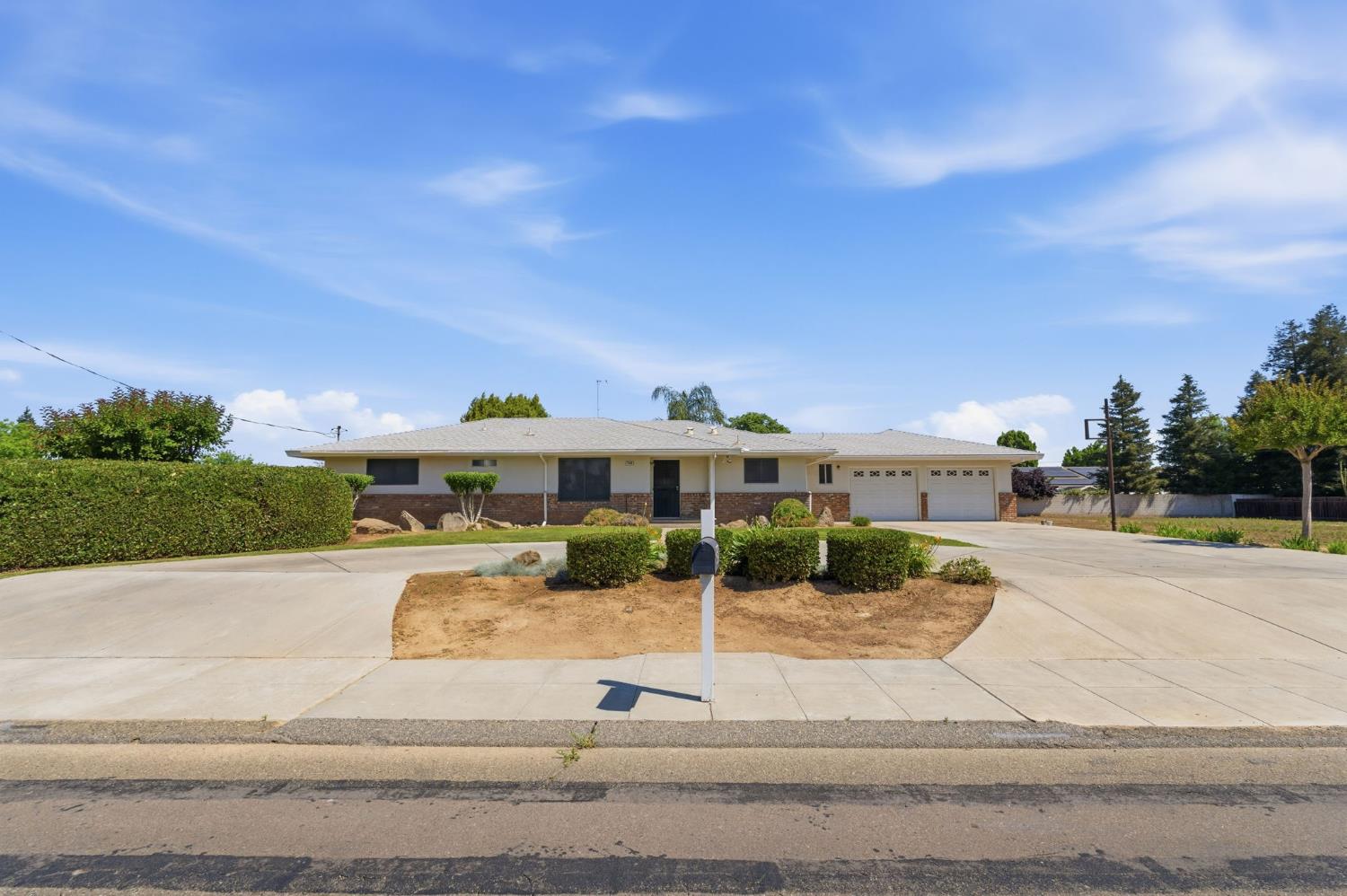 5396 W Clinton, Fresno, CA 93722
