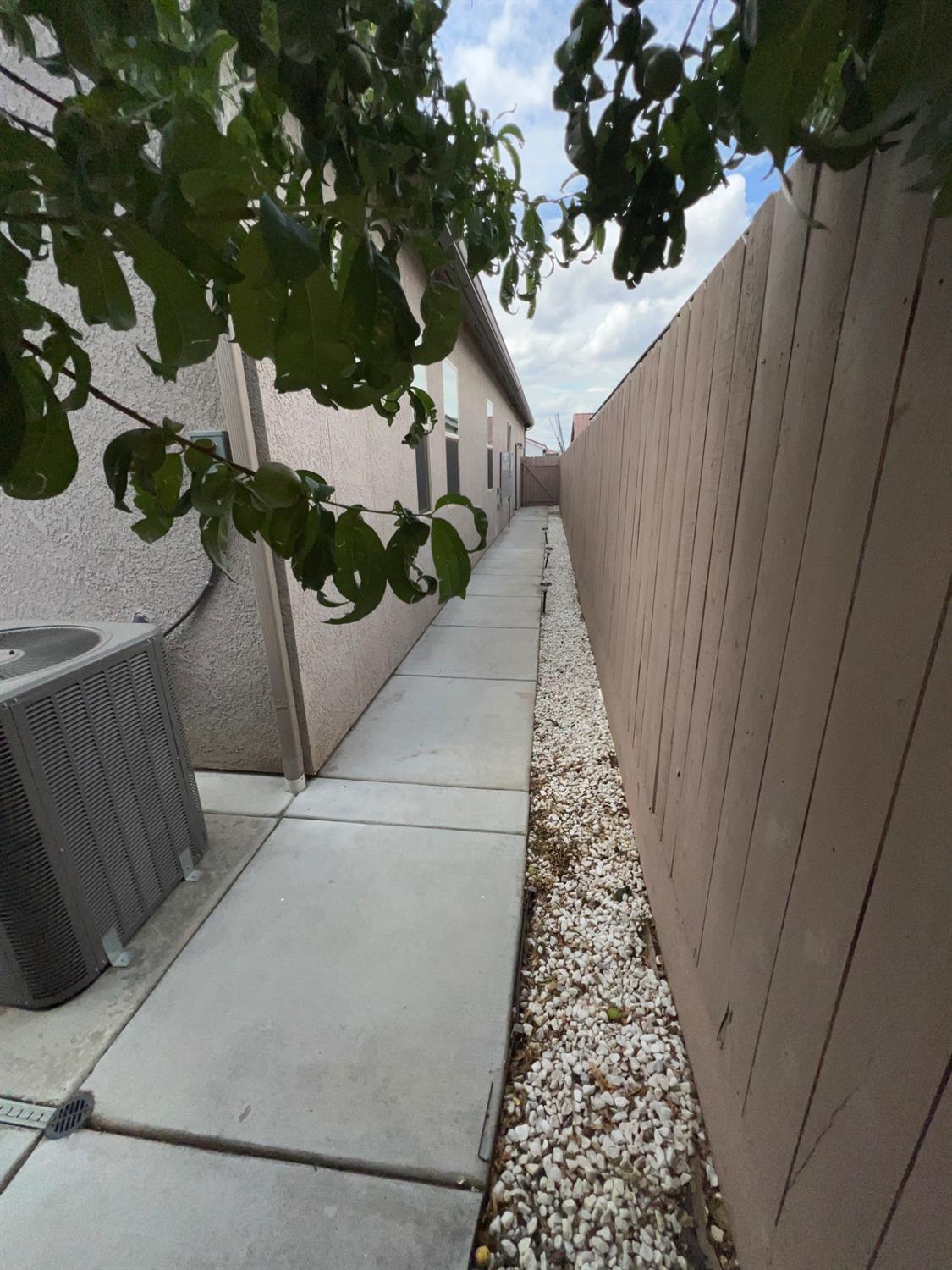 889 Coloma Pl, Madera, CA 93637