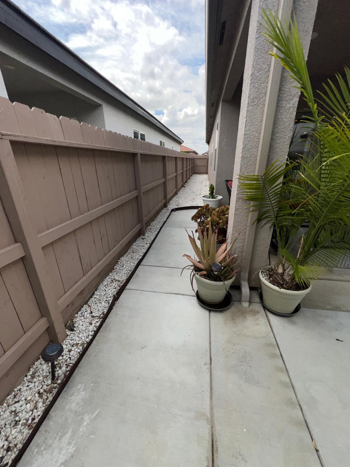889 Coloma Pl, Madera, CA 93637