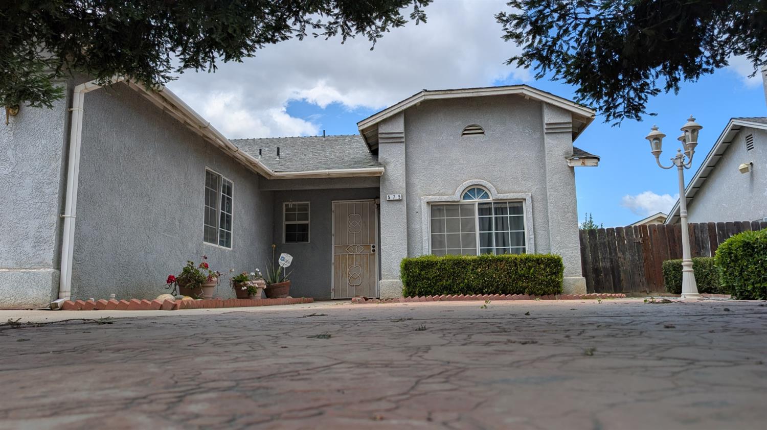 575 Macadamia Ave, Madera, CA 93637