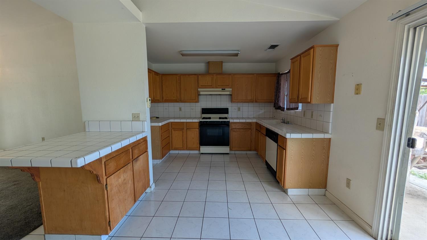 575 Macadamia Ave, Madera, CA 93637