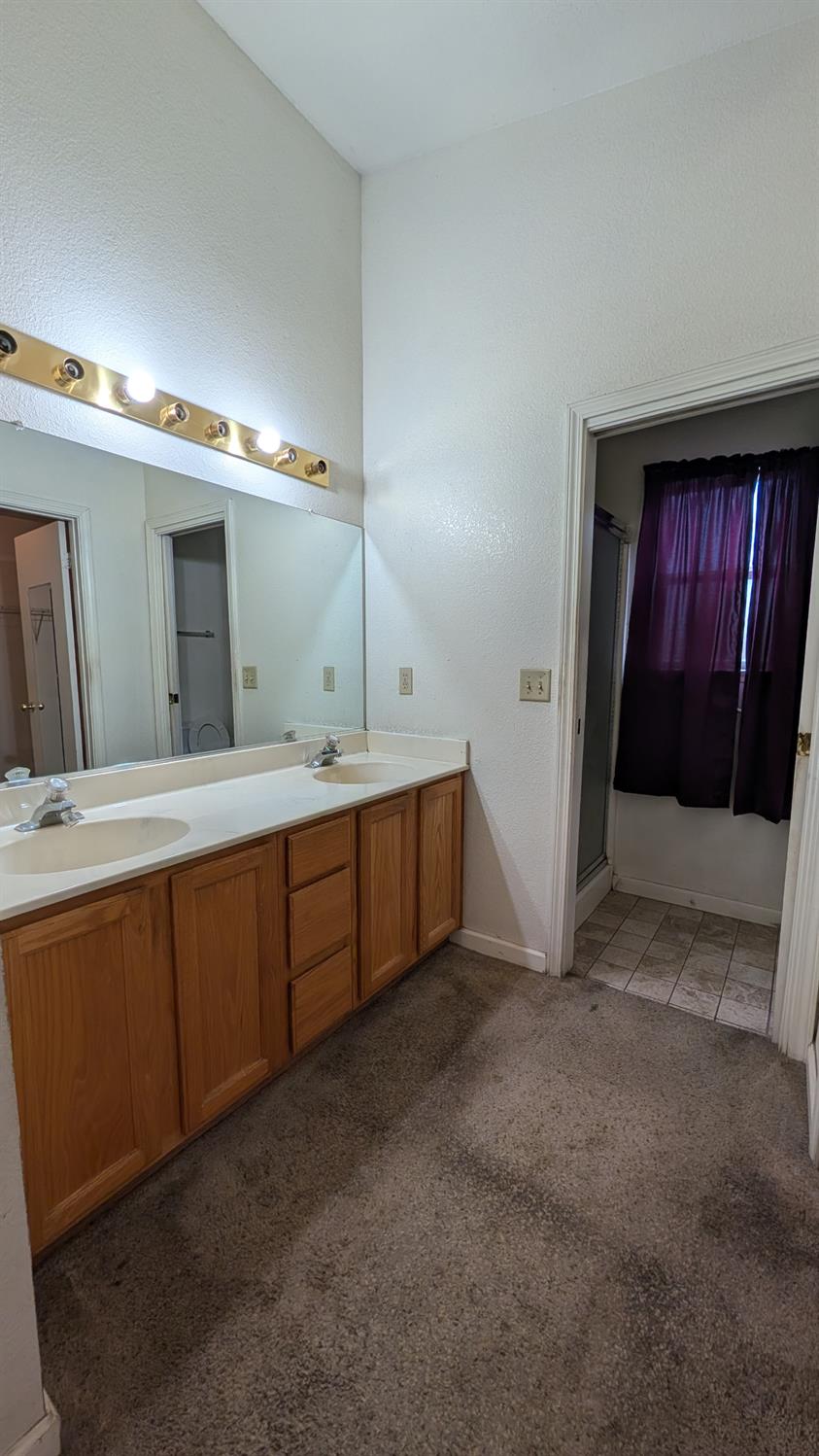 575 Macadamia Ave, Madera, CA 93637