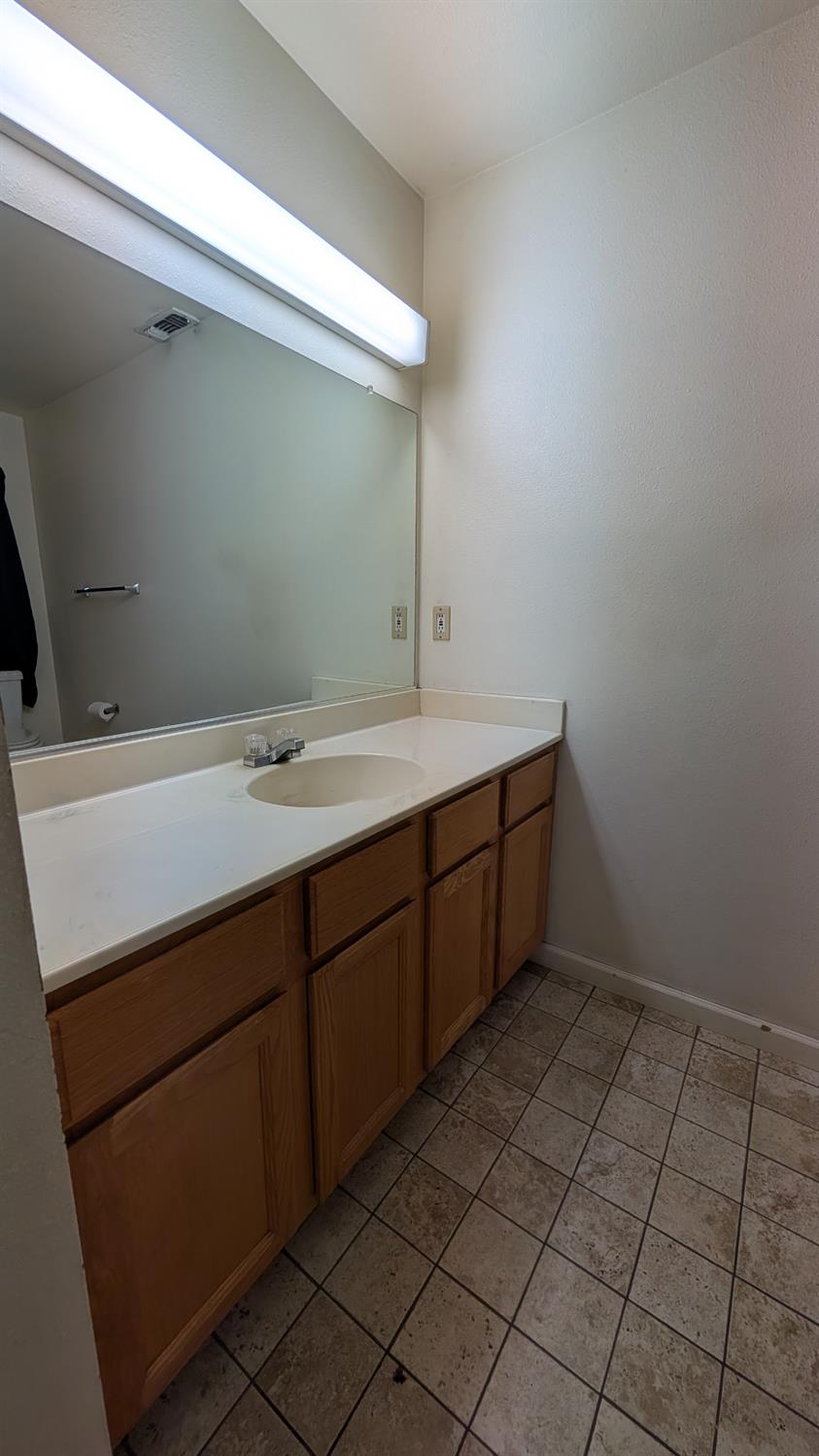 575 Macadamia Ave, Madera, CA 93637