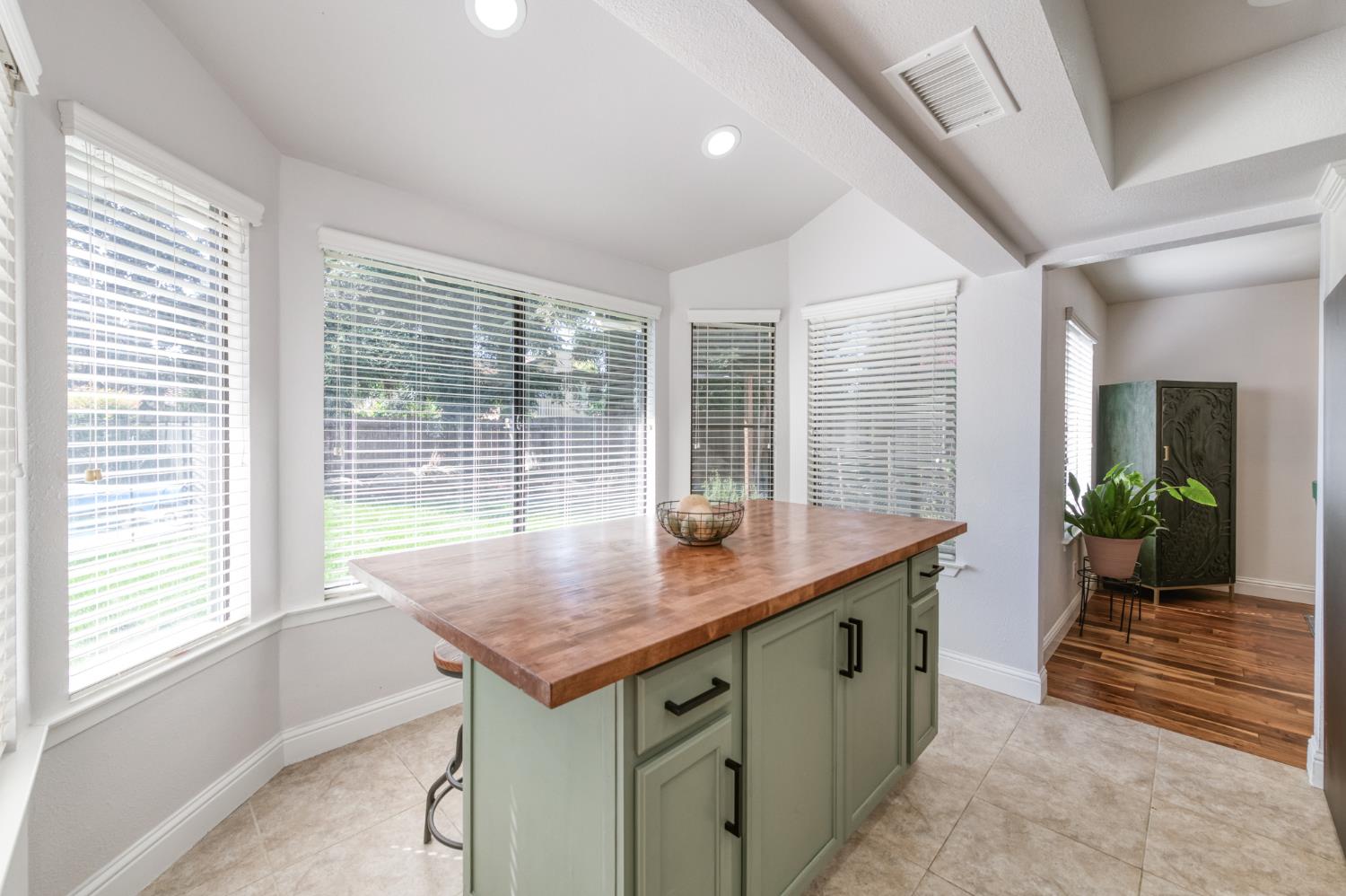 4075 W Los Altos Ave, Fresno, CA 93722