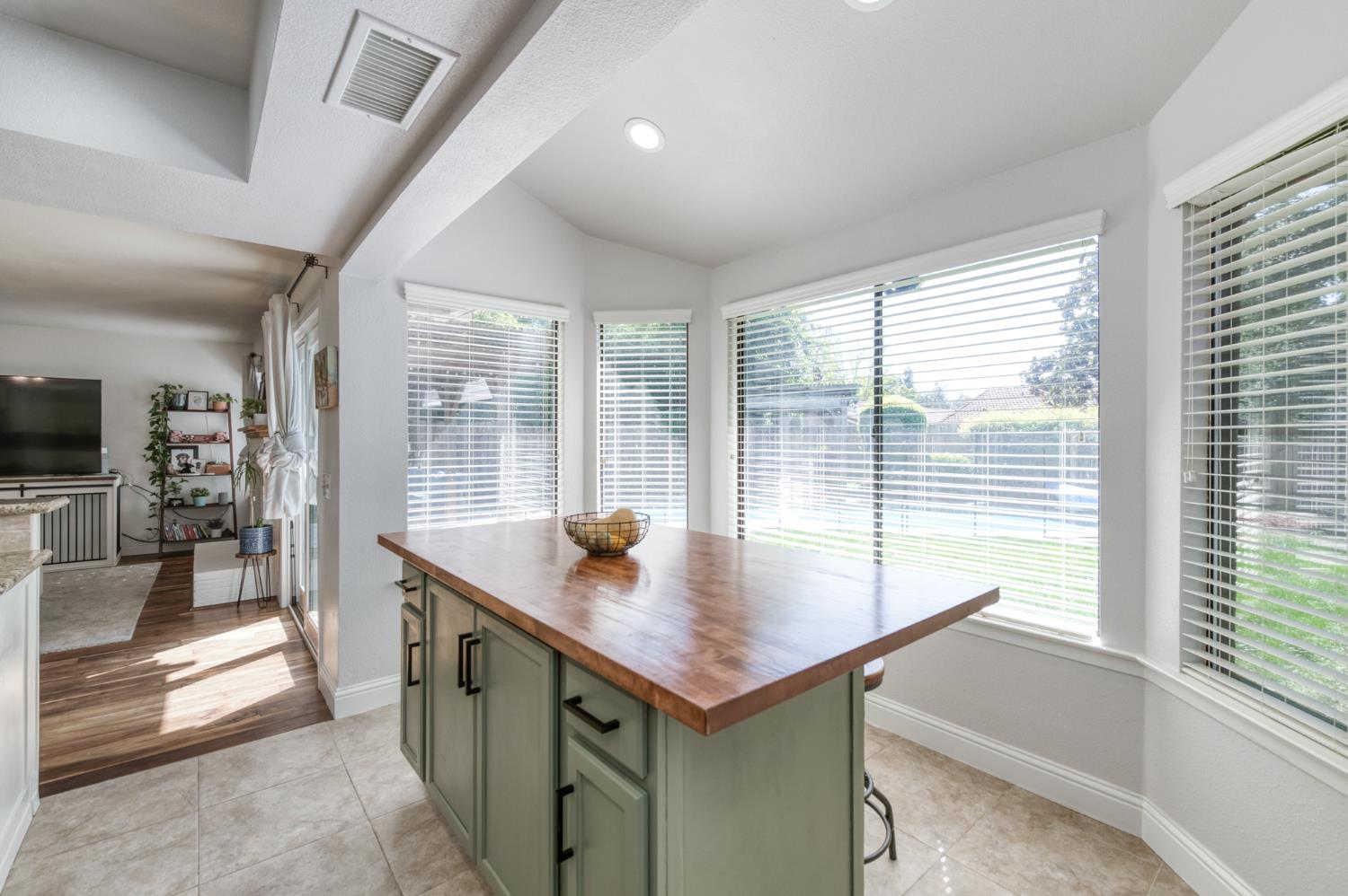 4075 W Los Altos Ave, Fresno, CA 93722