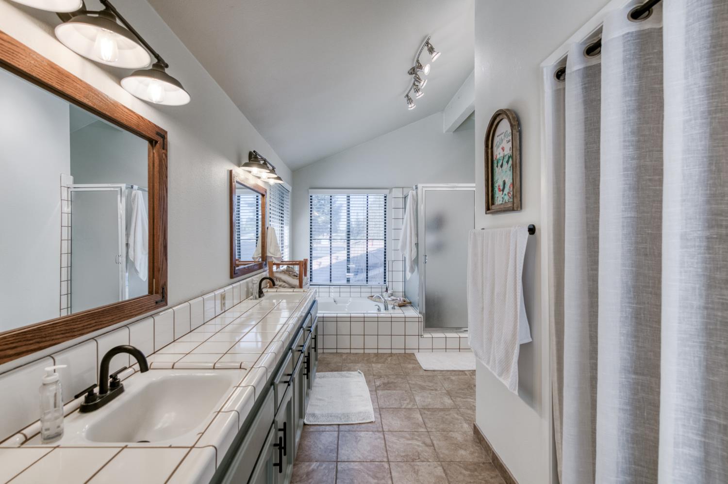 4075 W Los Altos Ave, Fresno, CA 93722
