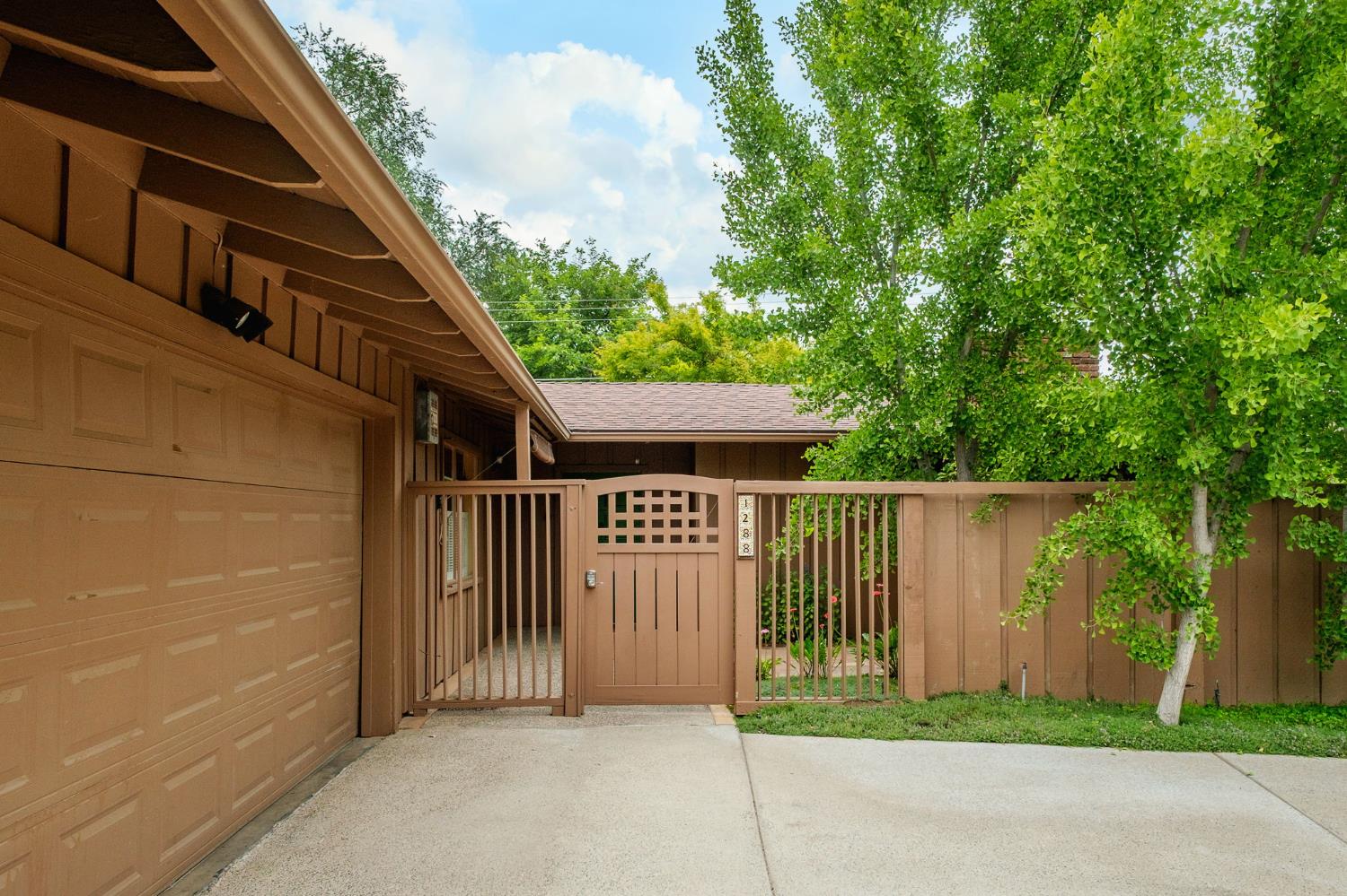 1288 W San Jose Ave, Fresno, CA 93711