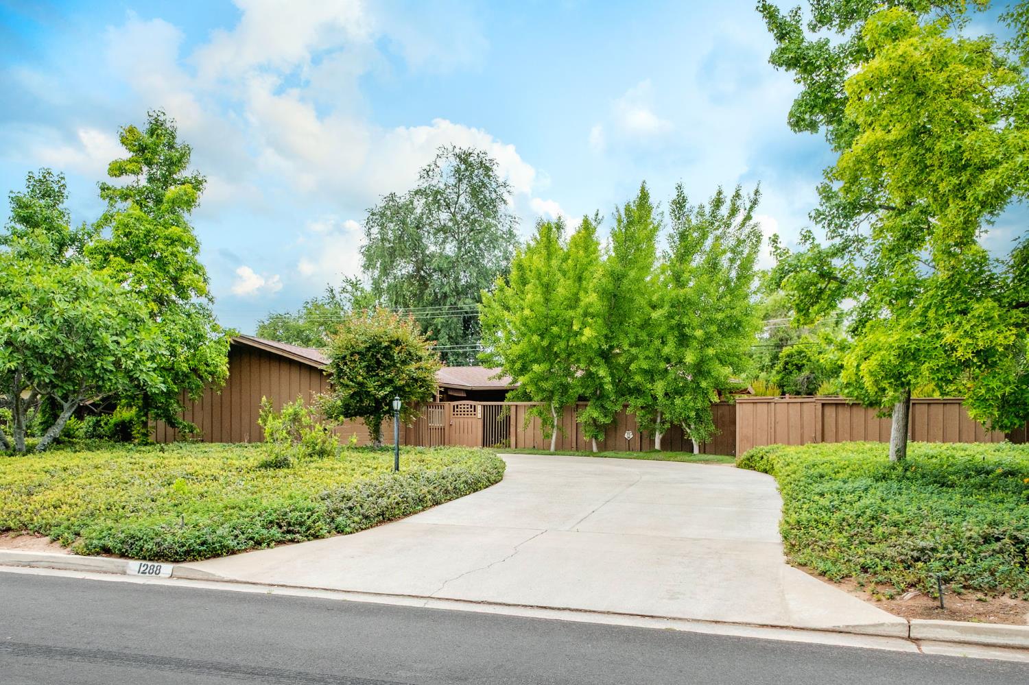1288 W San Jose Ave, Fresno, CA 93711