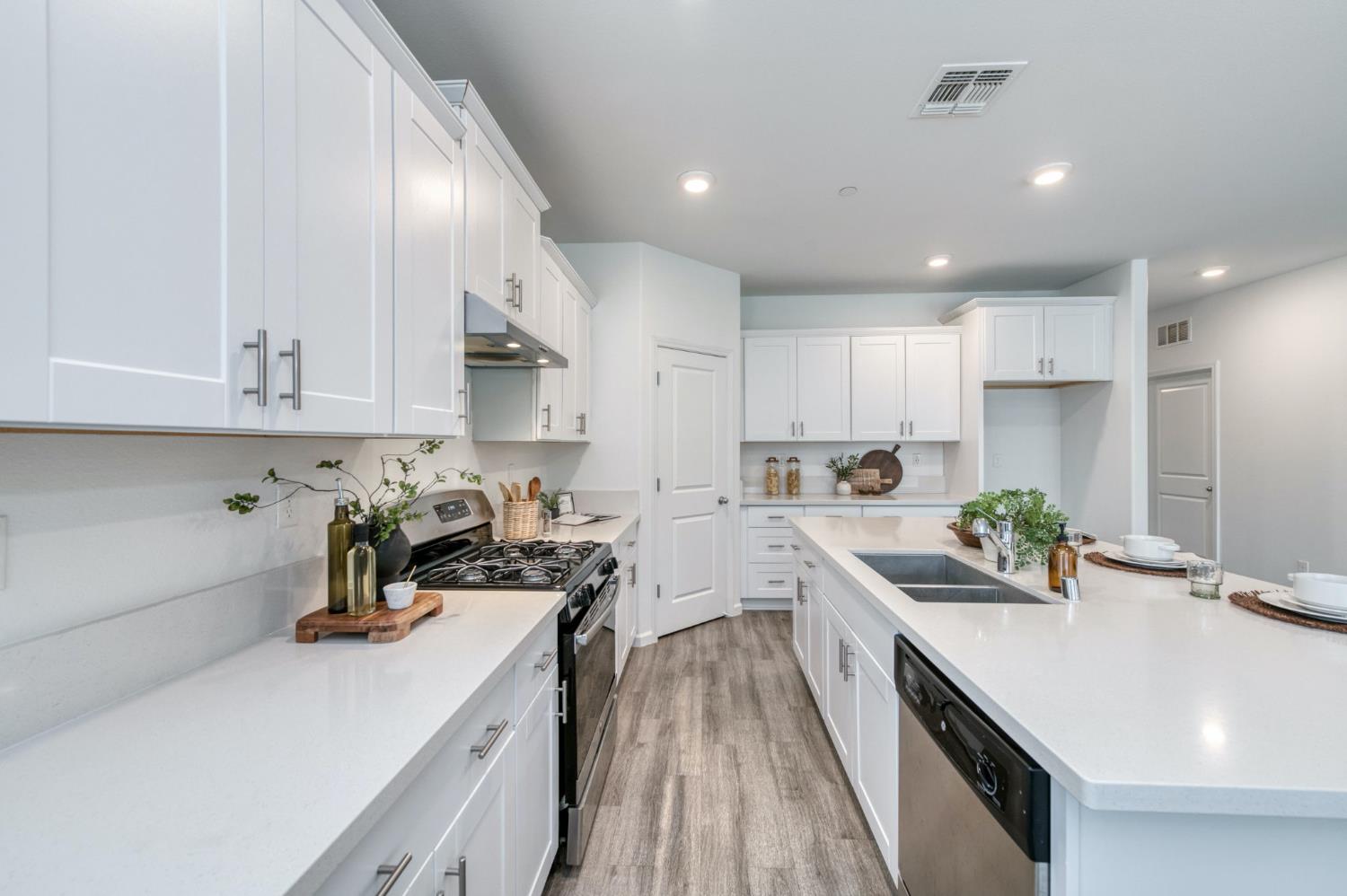 1391 Shoreside Dr, Madera, CA 93637
