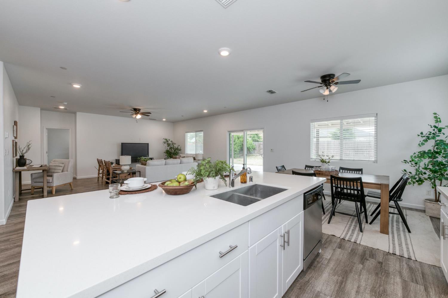 1391 Shoreside Dr, Madera, CA 93637