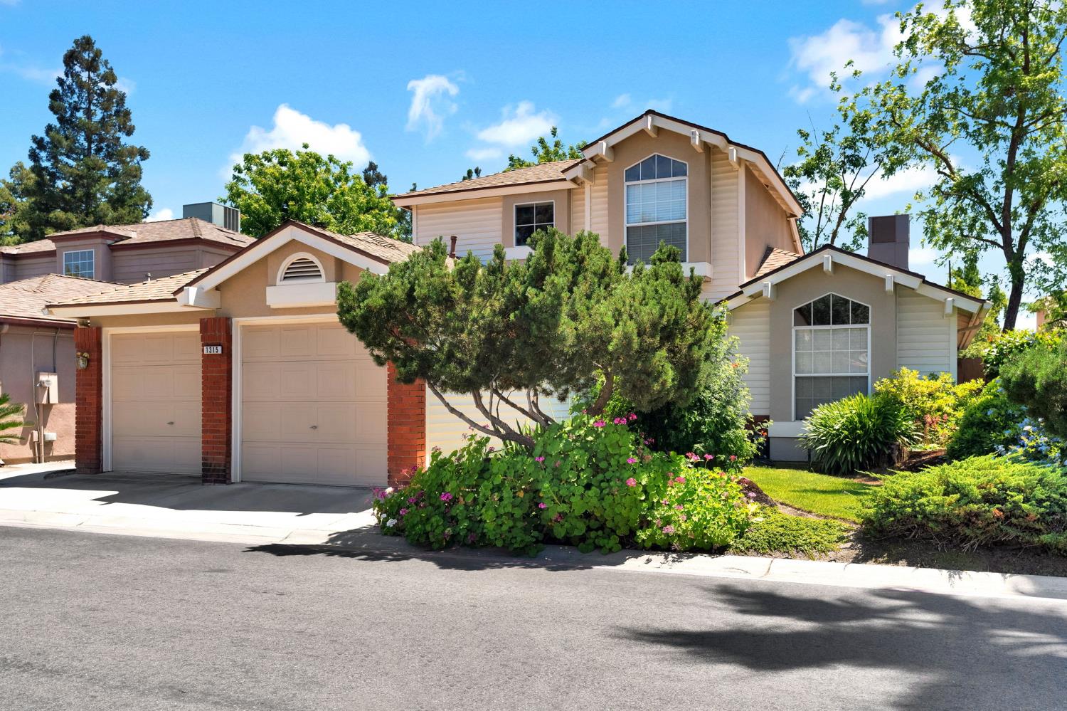 1315 E Loma Linda Ave, Fresno, CA 93720