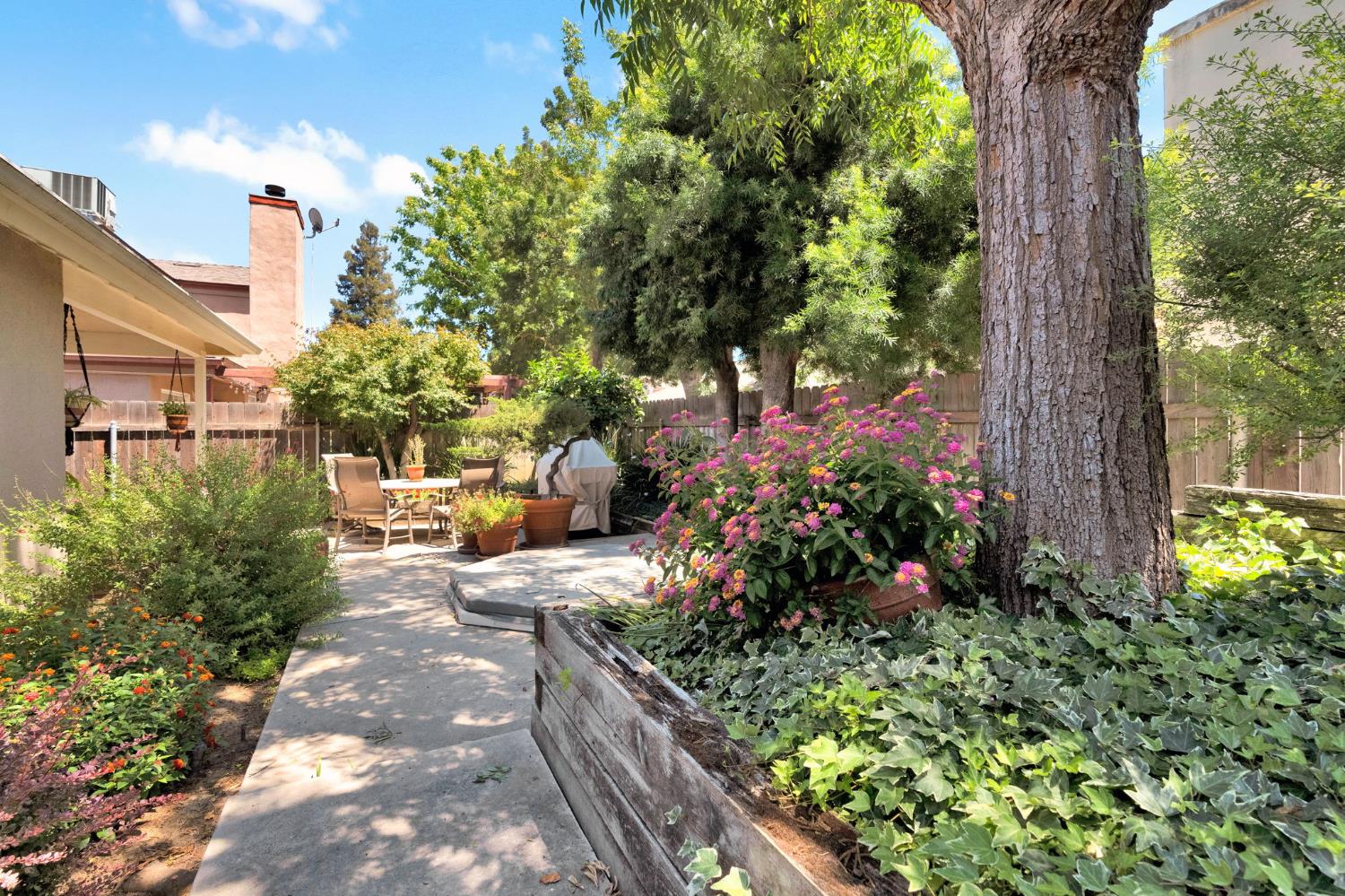 1315 E Loma Linda Ave, Fresno, CA 93720