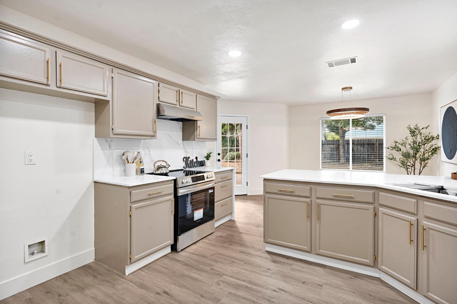 2323 N Milburn Ave, Fresno, CA 93722