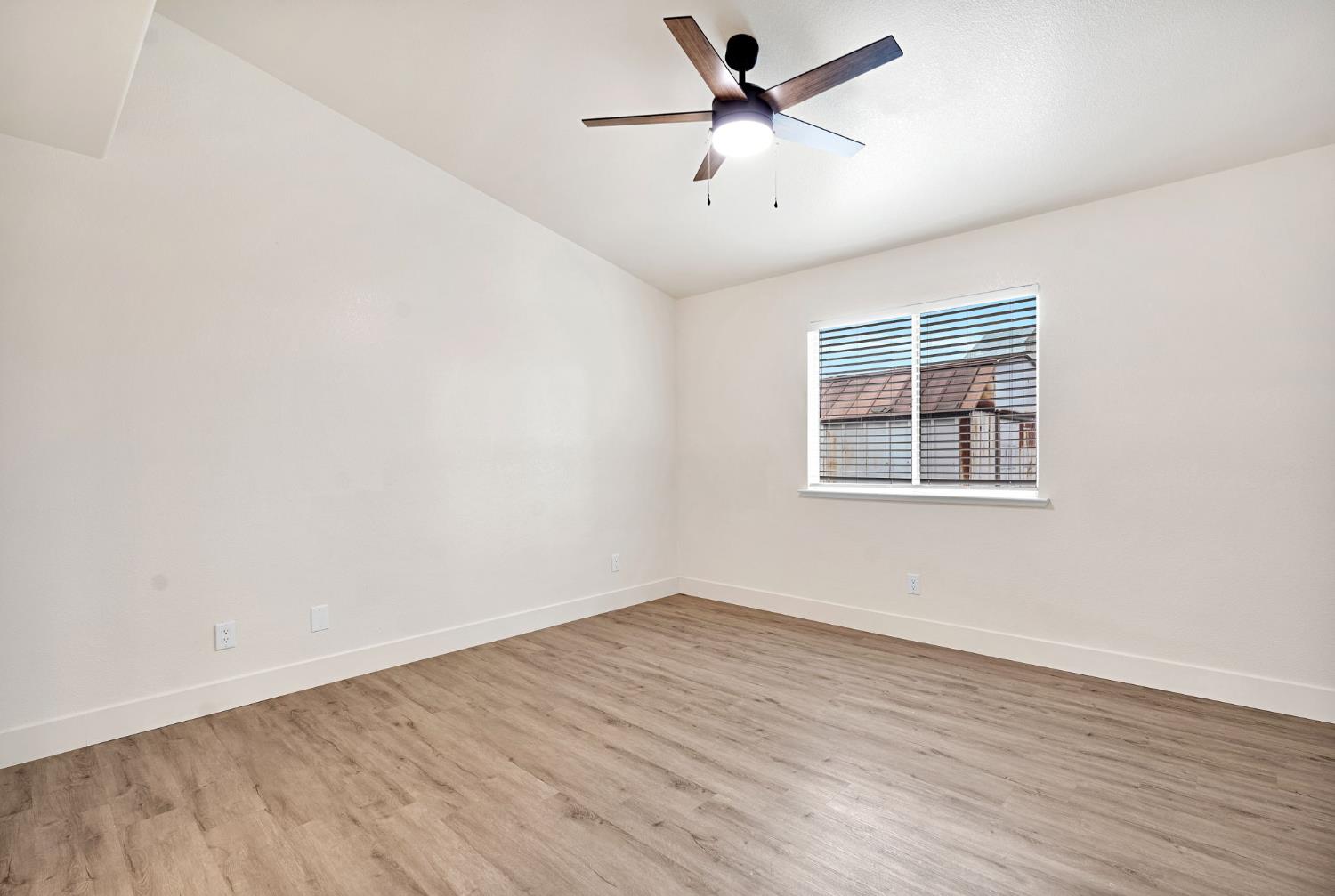 2323 N Milburn Ave, Fresno, CA 93722