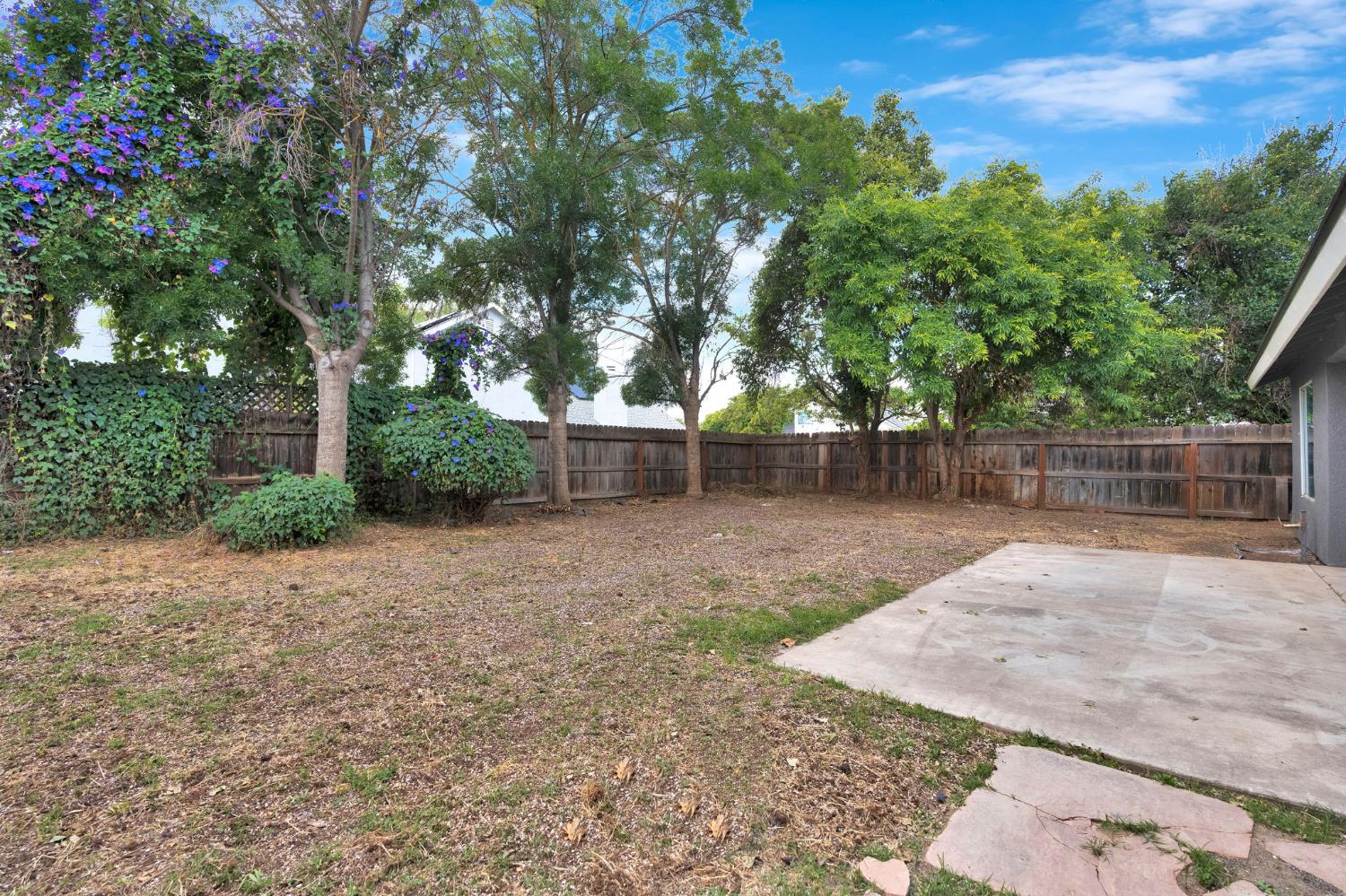 2323 N Milburn Ave, Fresno, CA 93722