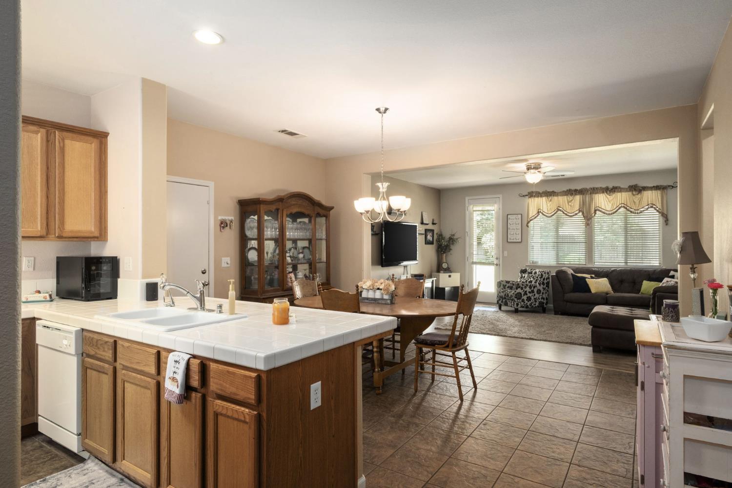 454 E Sierra Ave, Reedley, CA 93654