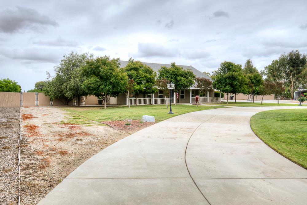 17465 Monreal Rd, Madera, CA 93636